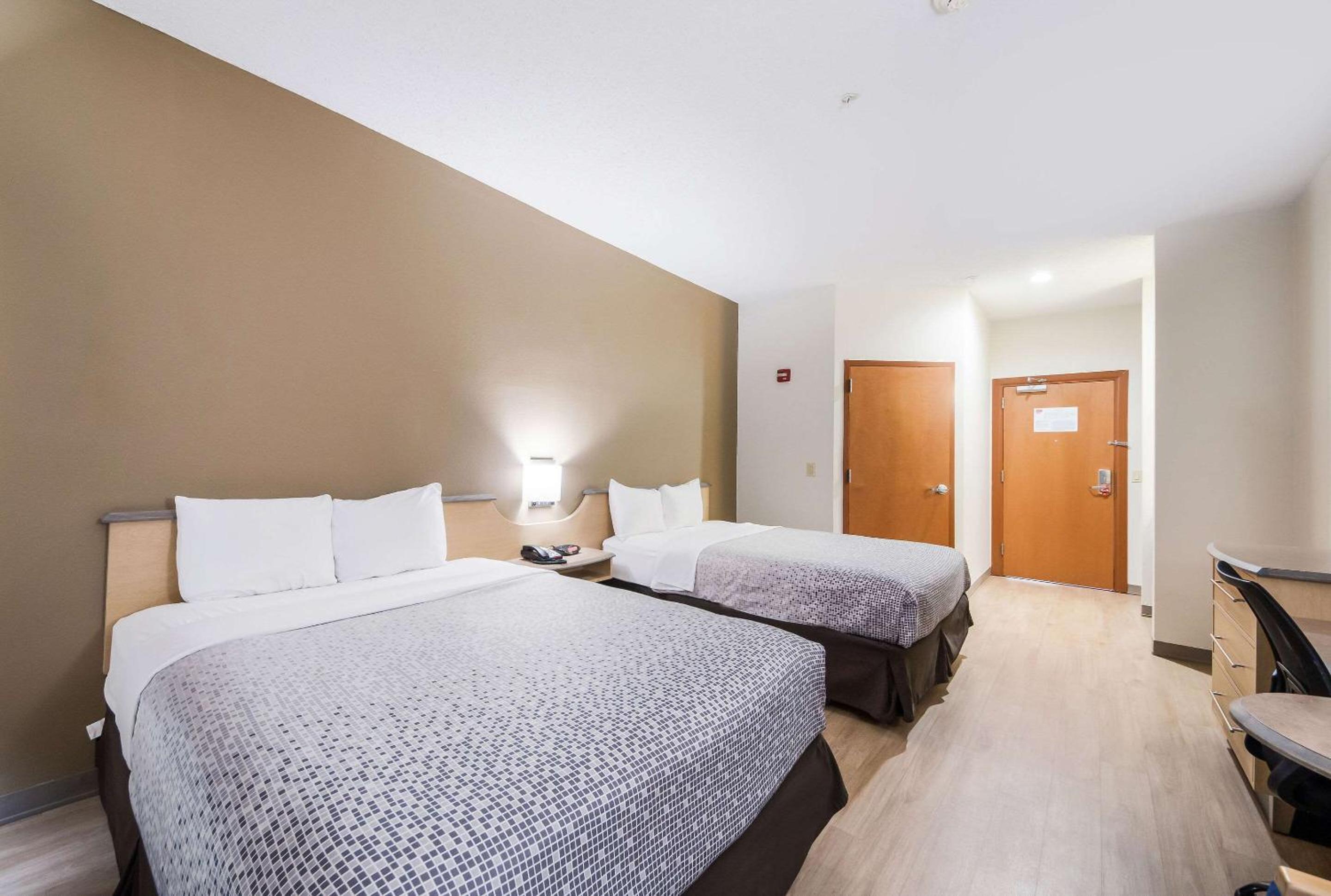Queen Room with Two Queen Beds - Non-Smoking - Photo 4