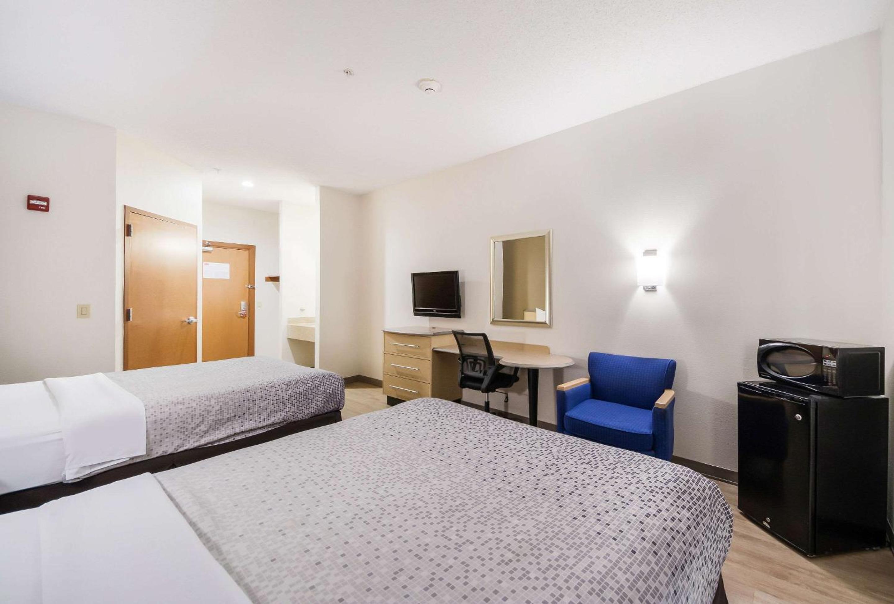Queen Room with Two Queen Beds - Non-Smoking - Photo 3