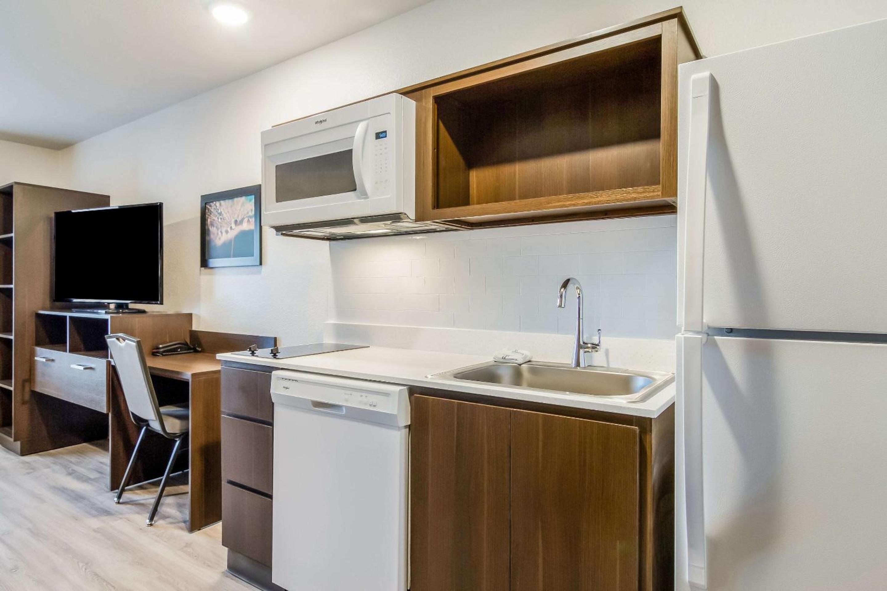 QUEEN SUITE W DISHWASHER (DISHES/COOKWARE INCLUDED) photo 2