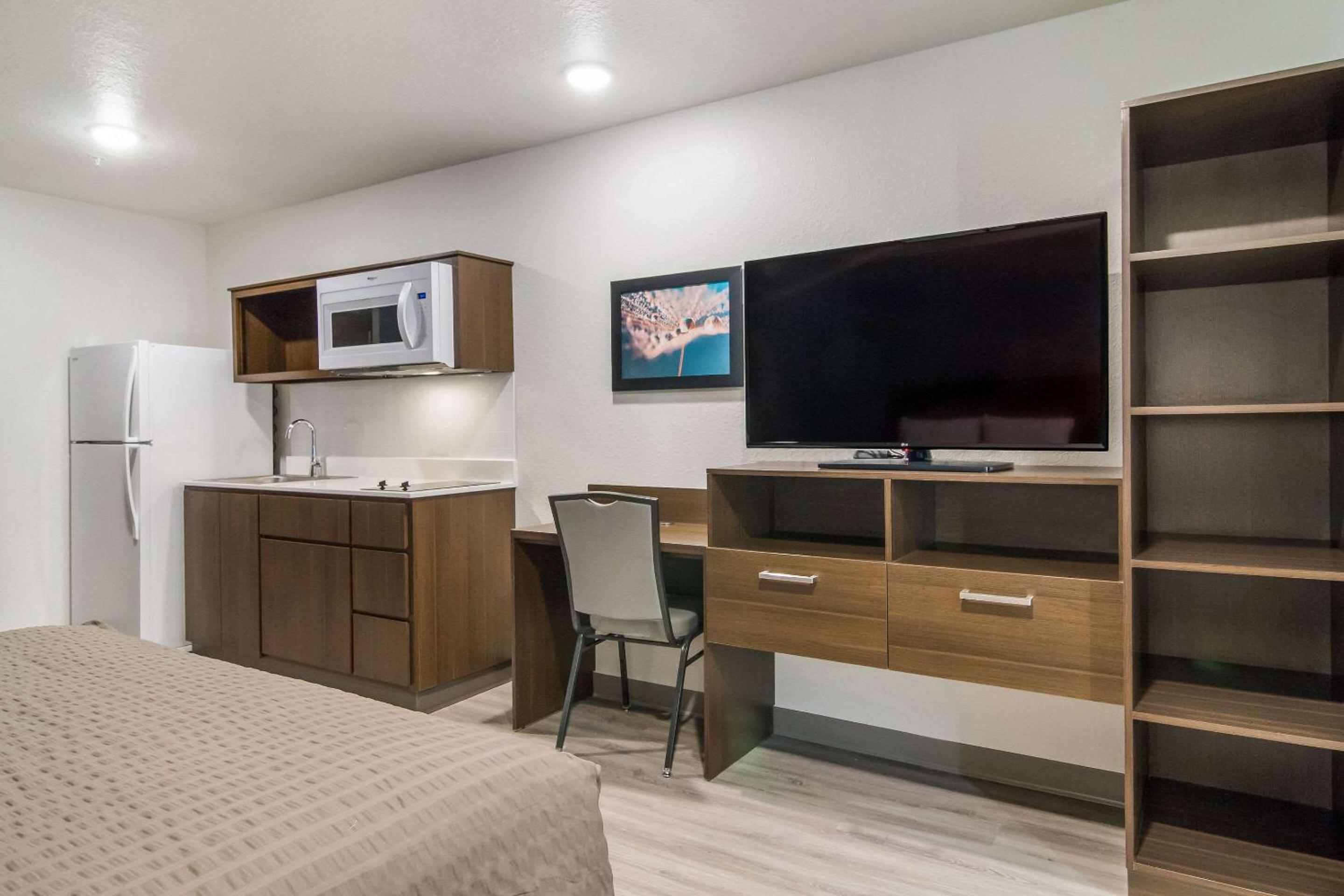 QUEEN SUITE WITH SOFA - Photo 5