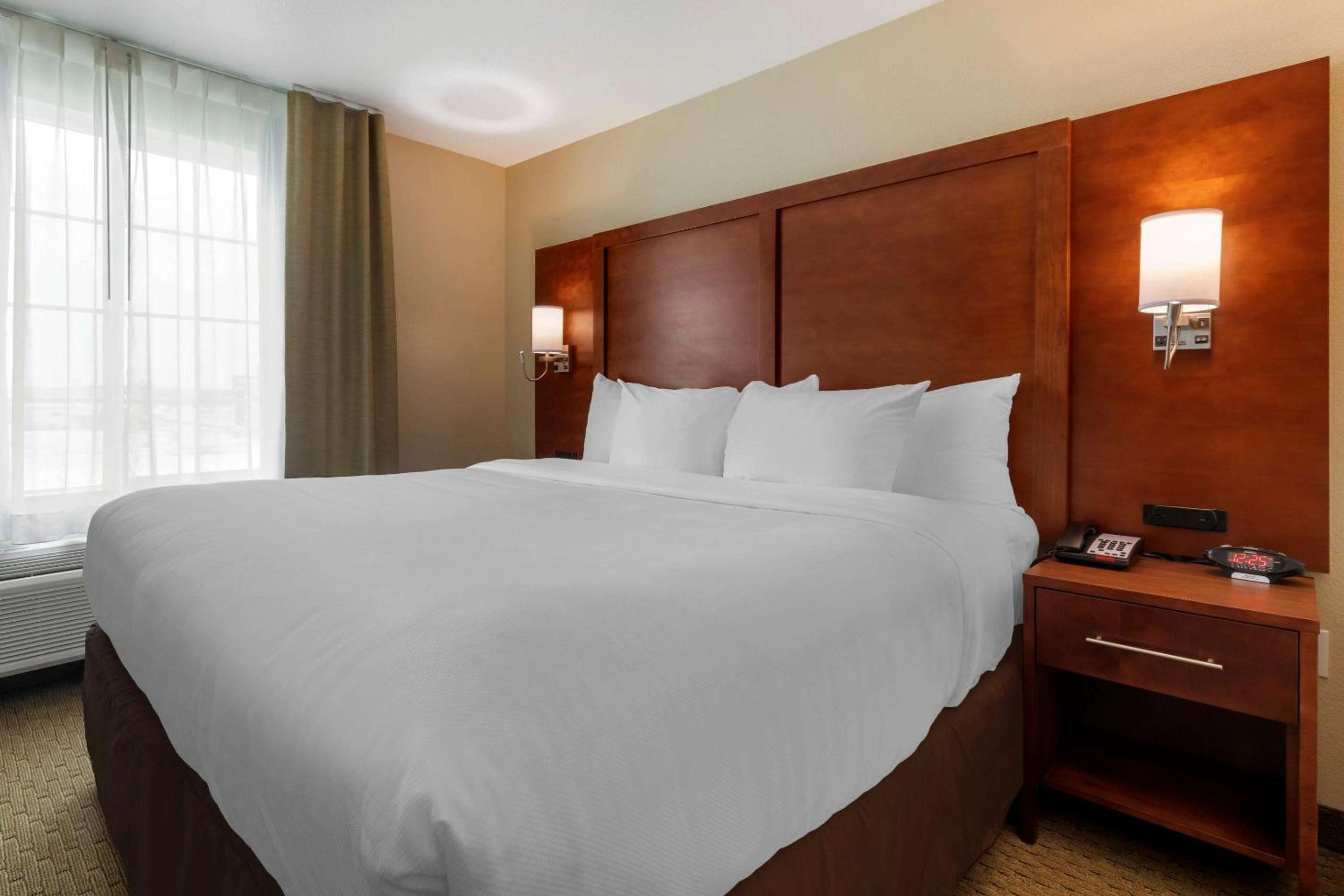 King Suite with Sofa Bed - Non Smoking - Photo 1