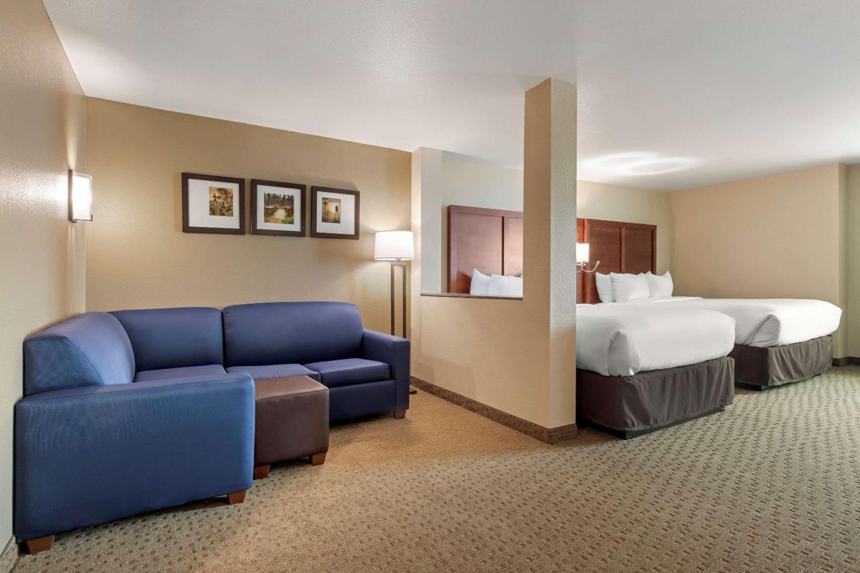 Queen Suite with Two Queen Beds and Sofabed - Non Smoking - Photo 3