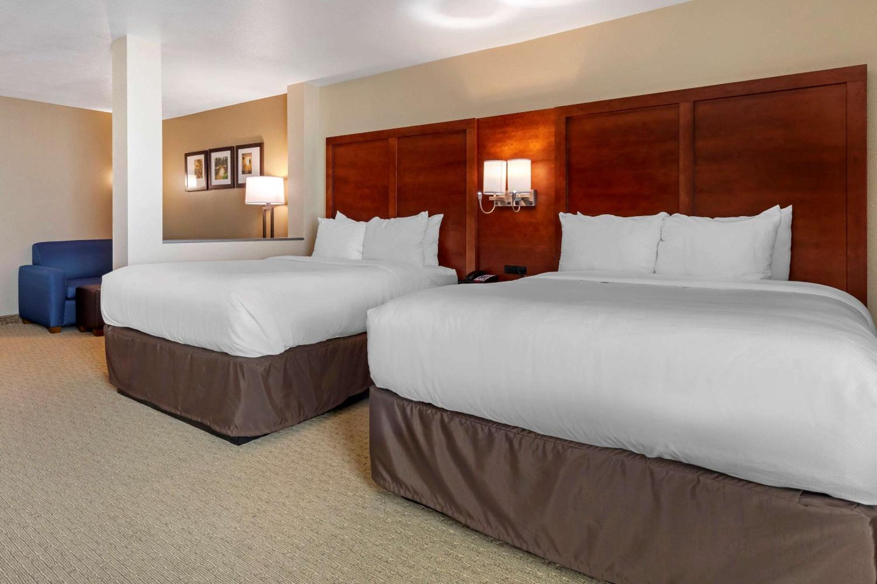Queen Suite with Two Queen Beds and Sofabed - Non Smoking - Photo 1