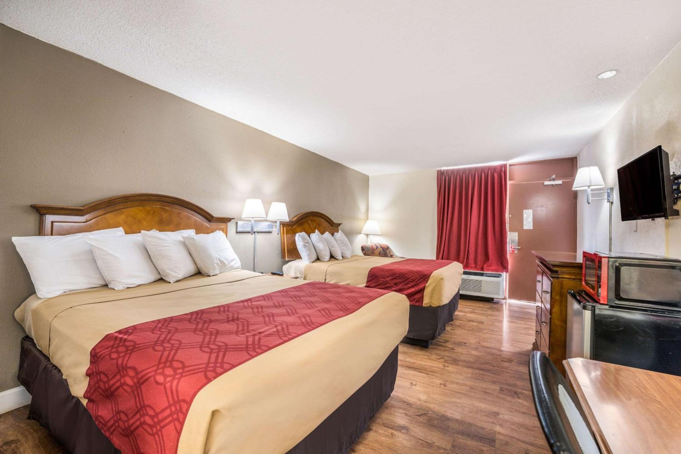 Queen Room with Two Queen Beds - Non-Smoking photo 1