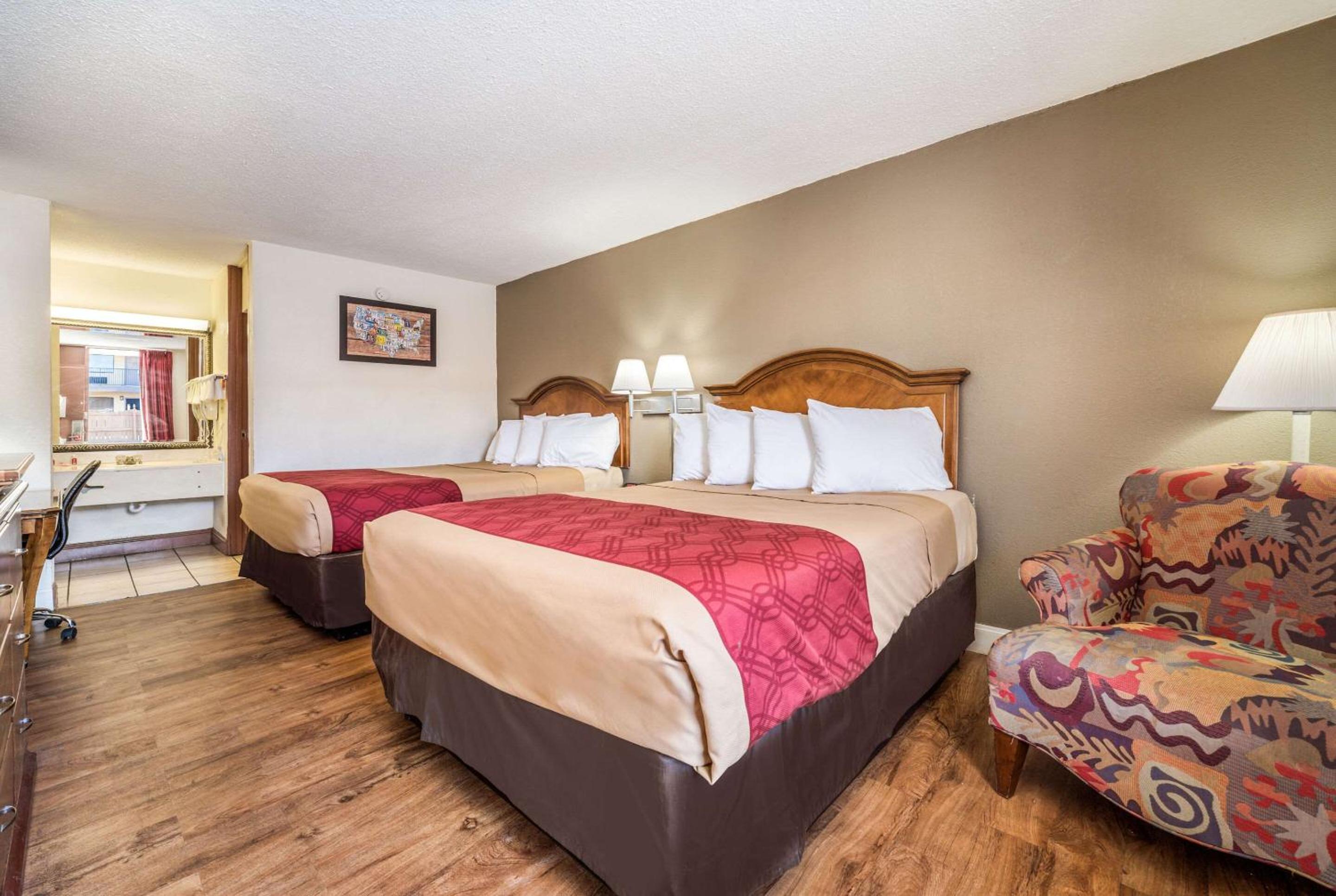 Queen Room with Two Queen Beds - Non-Smoking photo 2