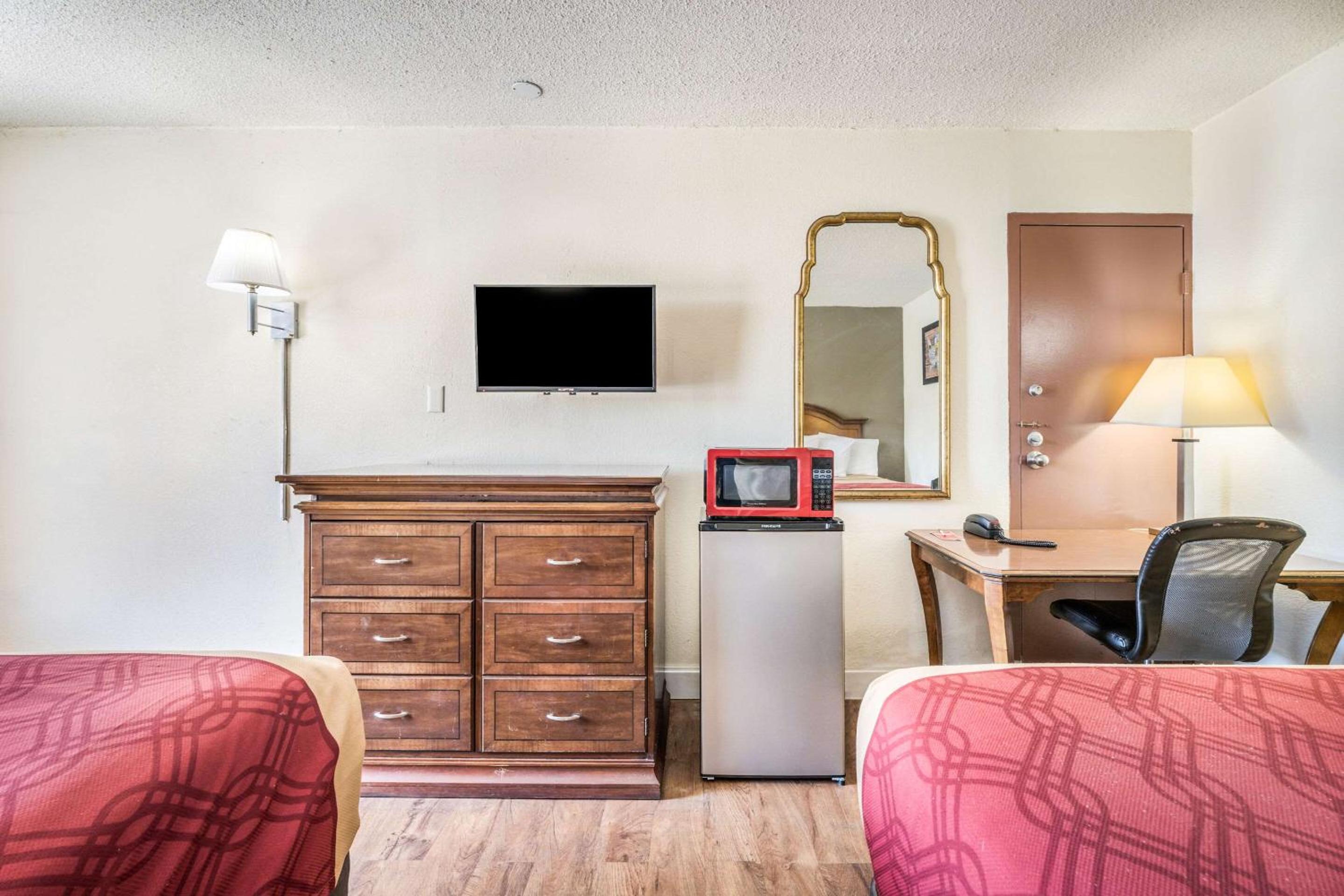 Queen Room with Two Queen Beds - Non-Smoking photo 3