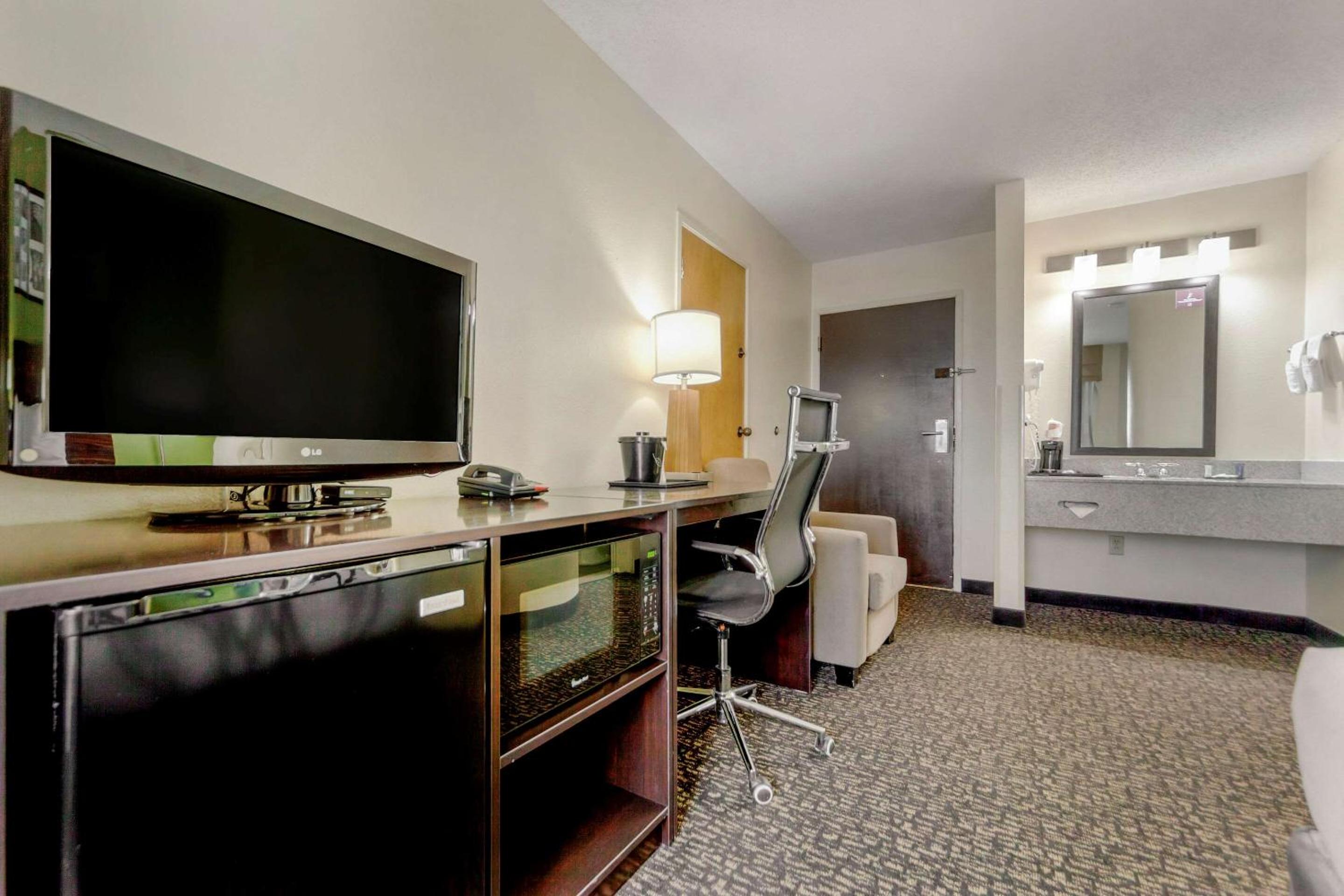 Queen Room - Non-Smoking - Photo 4