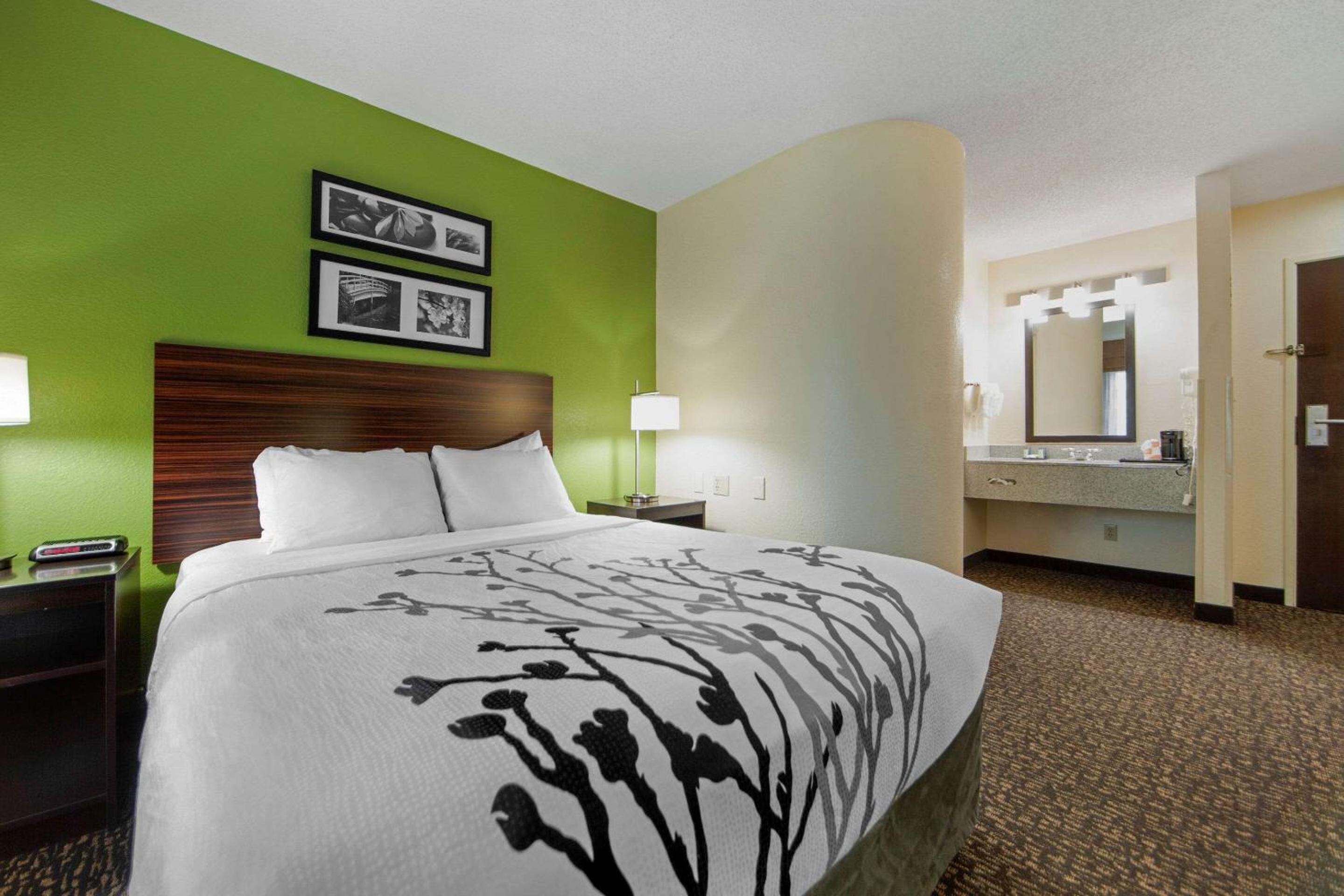 Queen Room with Two Queen Beds - Non-Smoking - Photo 5