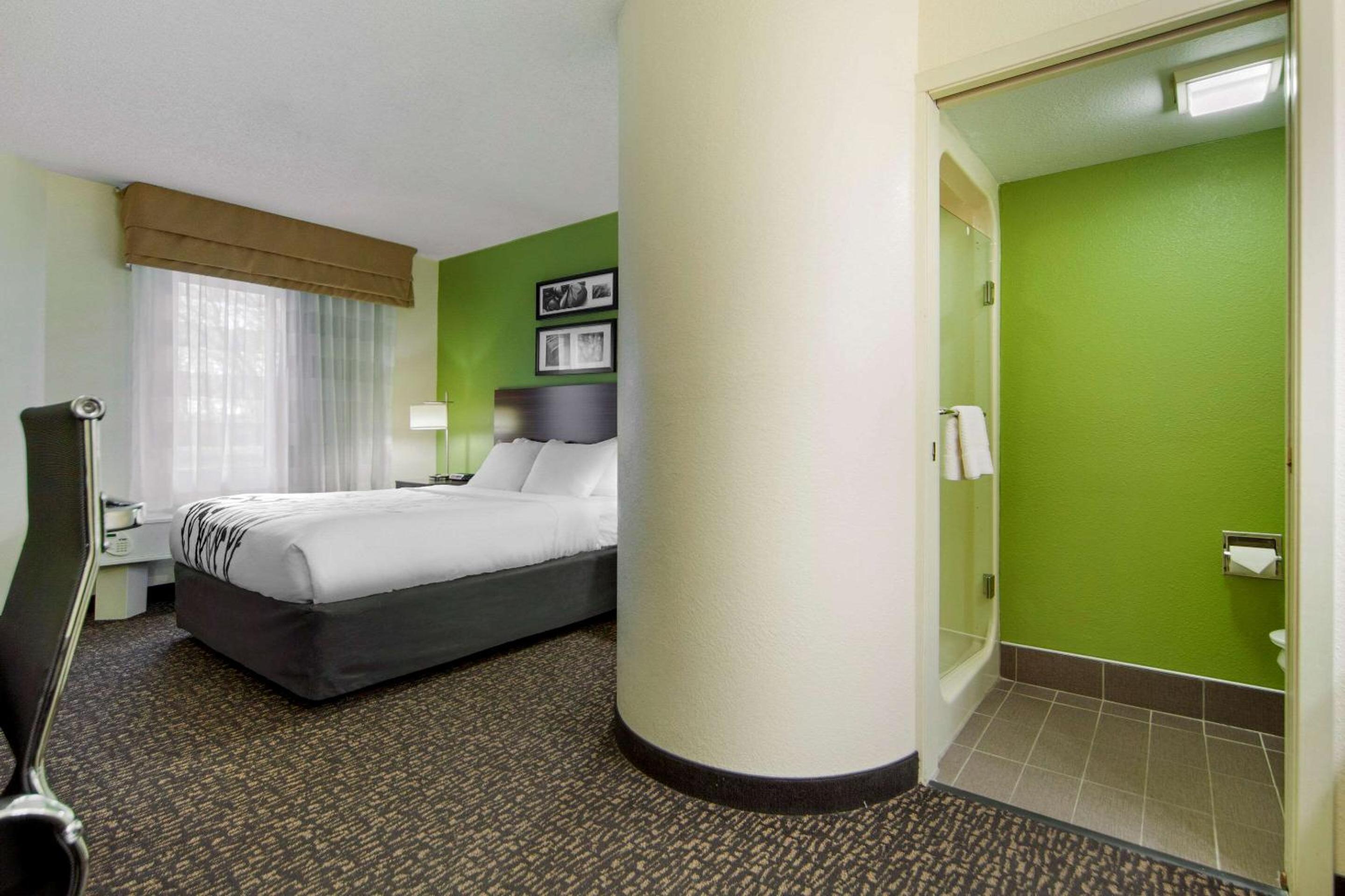 Queen Room with Two Queen Beds - Non-Smoking - Photo 4