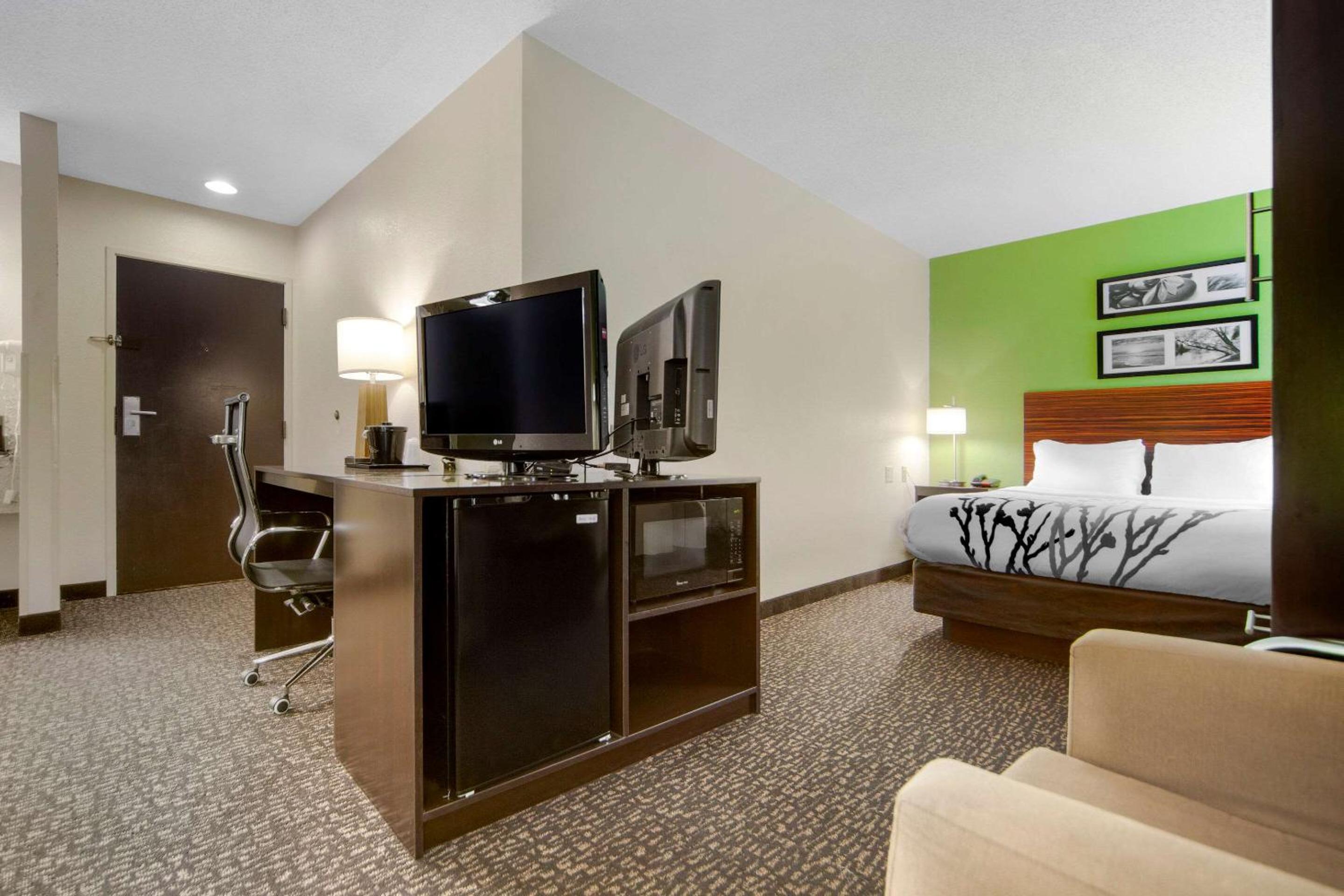 Queen Room with Two Queen Beds - Non-Smoking - Photo 6