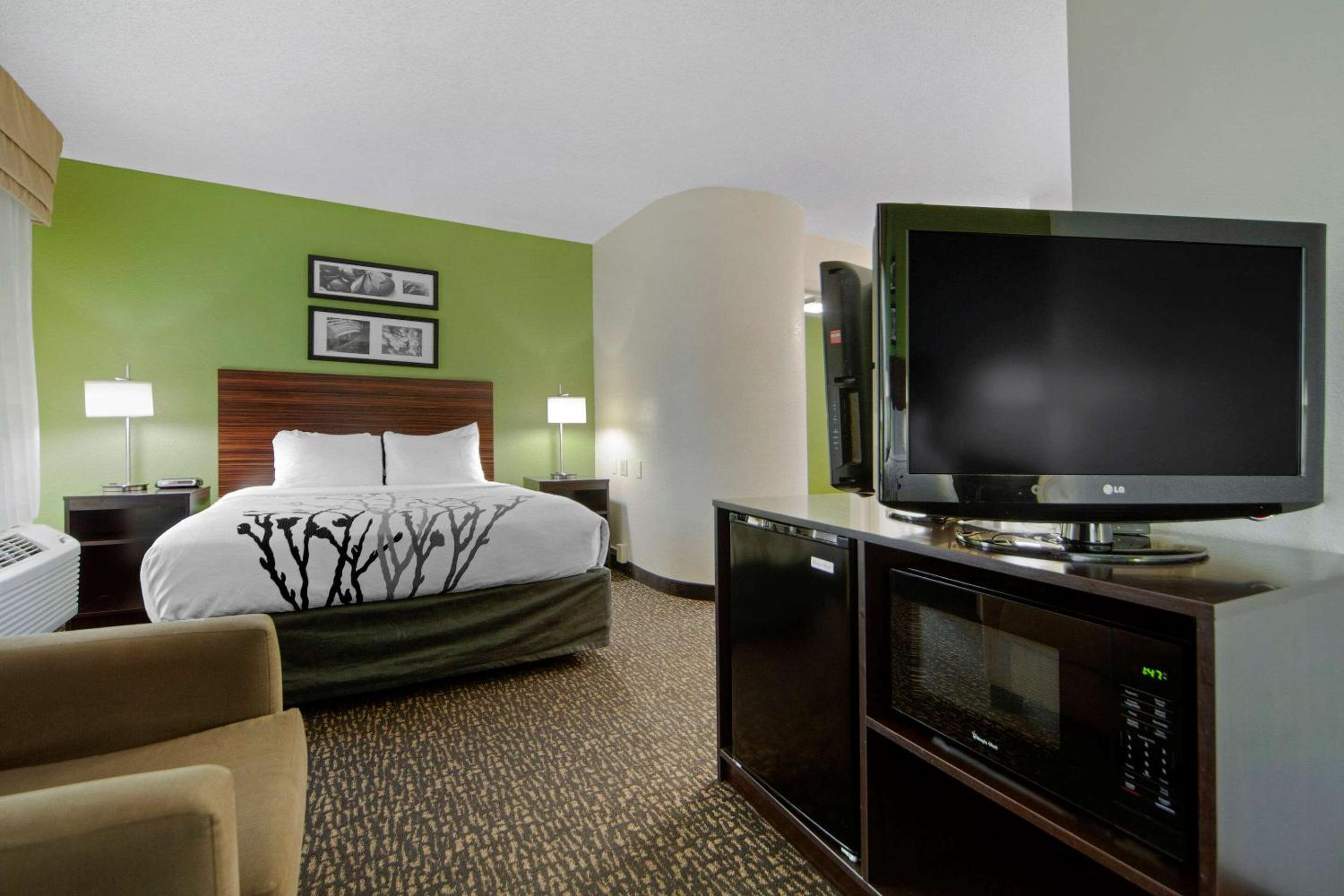 Queen Room with Two Queen Beds - Non-Smoking - Photo 3