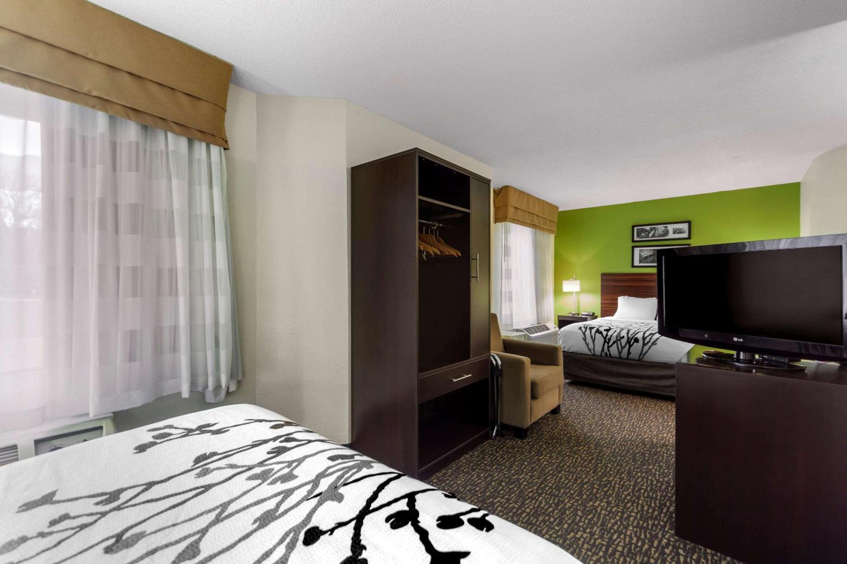 Queen Room with Two Queen Beds - Non-Smoking - Photo 1
