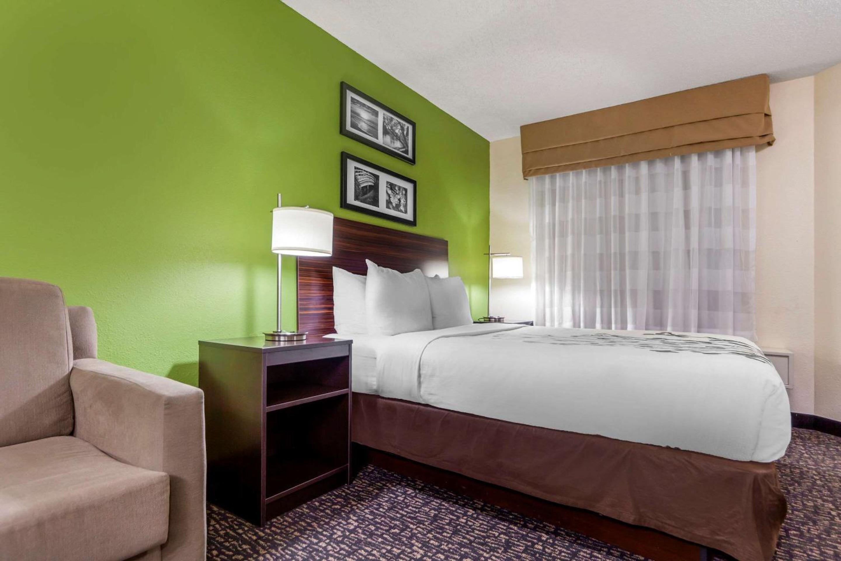 Queen Suite with Two Queen Beds - Non Smoking - Photo 1
