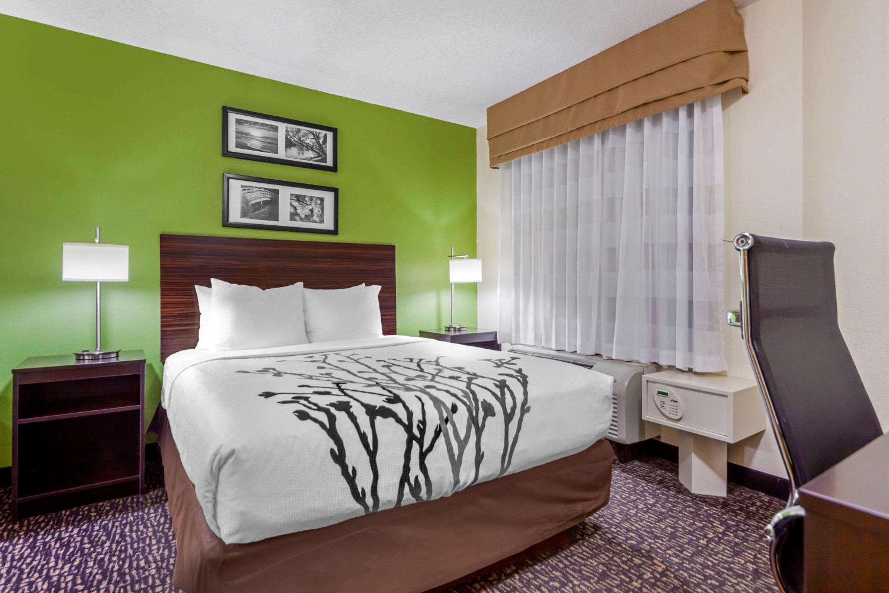 Queen Suite with Two Queen Beds - Non Smoking - Photo 3
