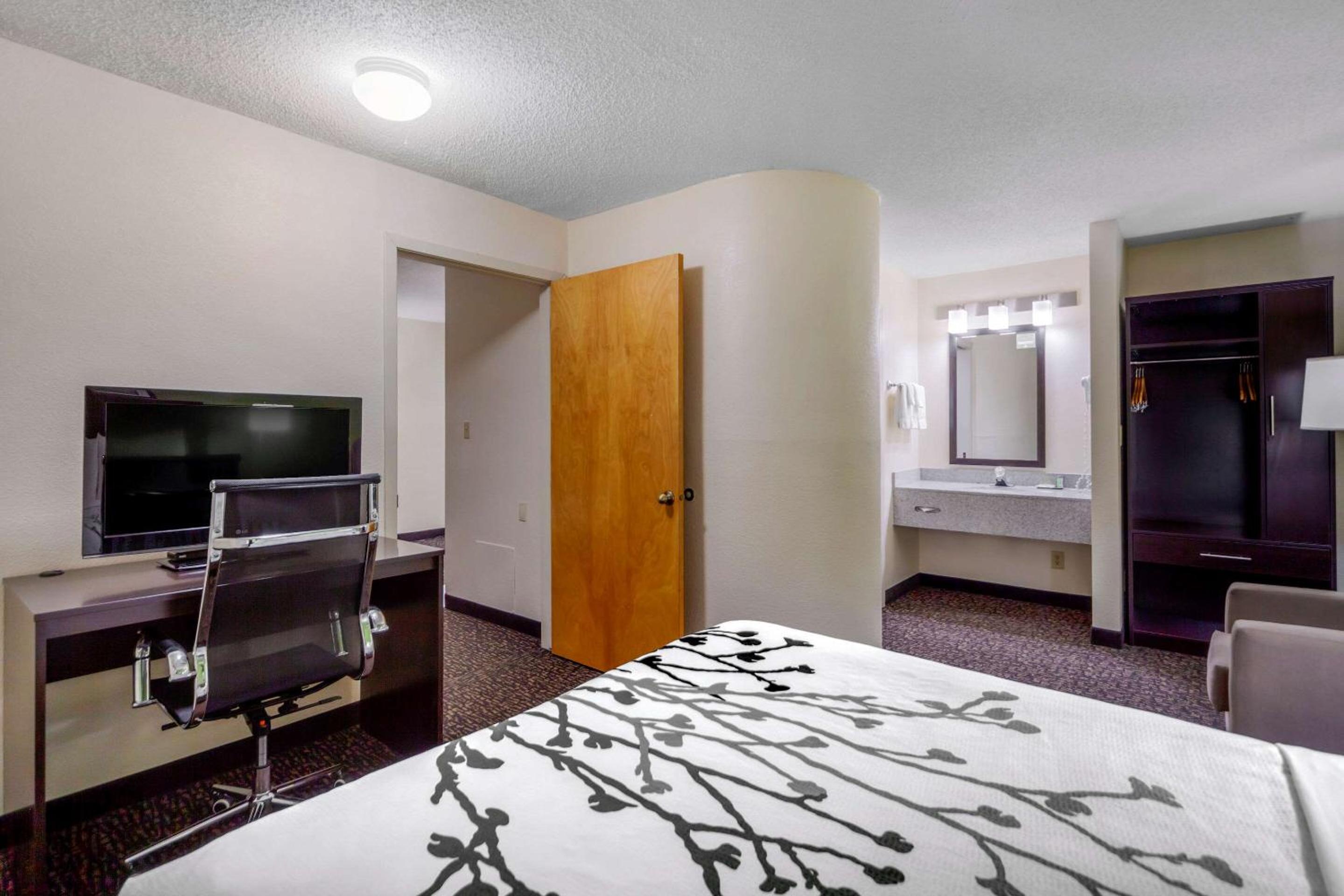 Queen Suite with Two Queen Beds - Non Smoking - Photo 6