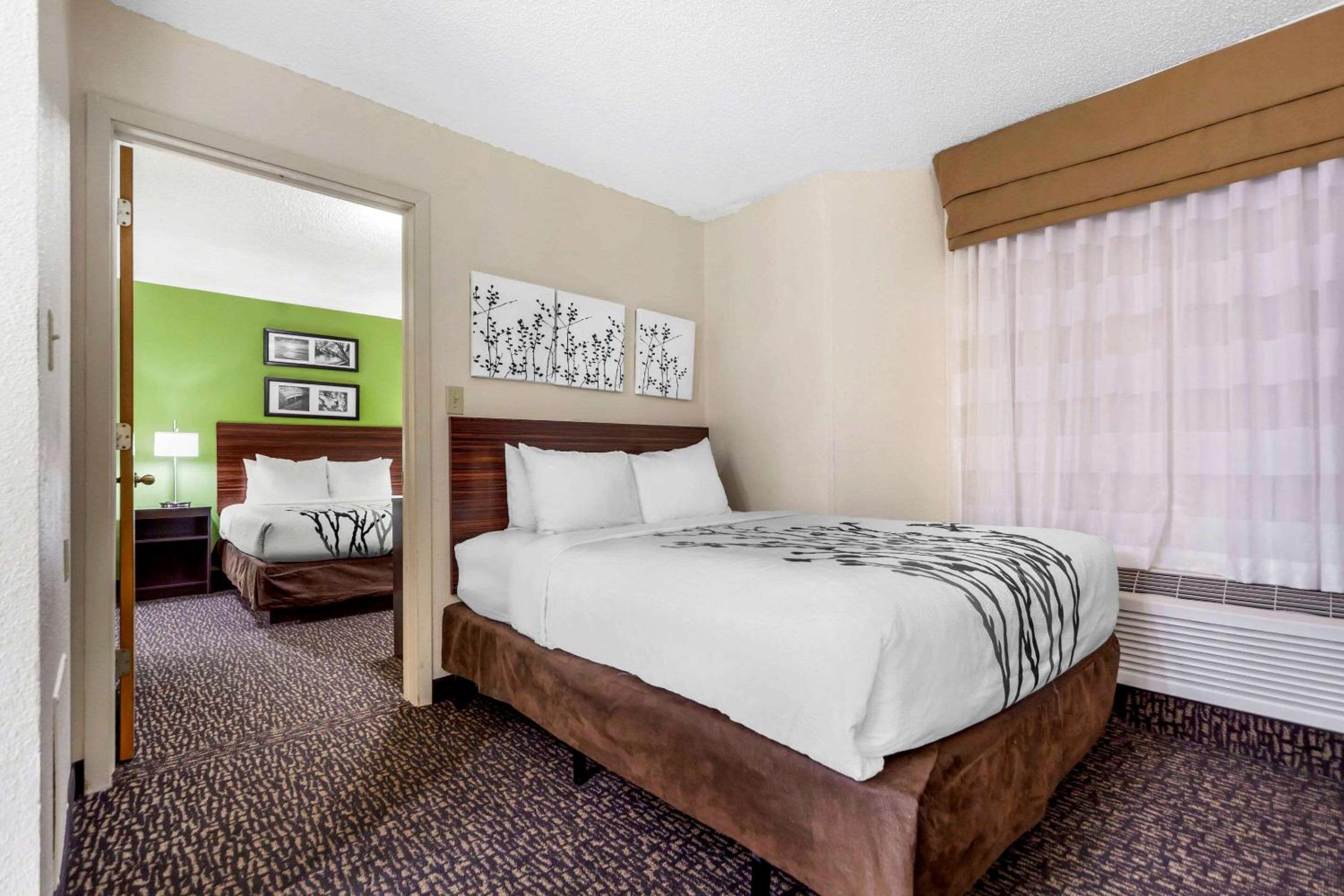 Queen Suite with Two Queen Beds - Non Smoking - Photo 5