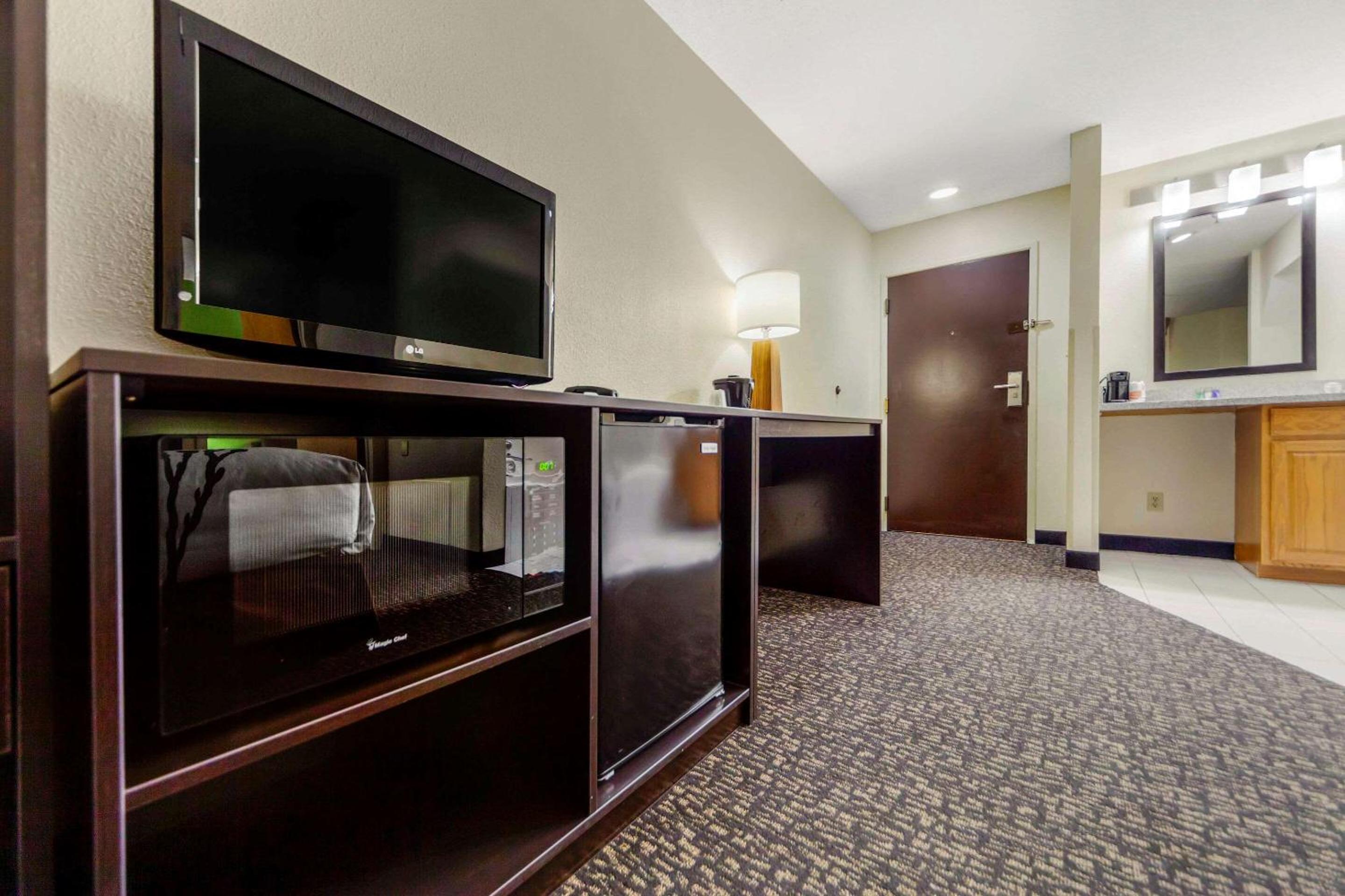 Queen Suite with Two Queen Beds - Non Smoking - Photo 4