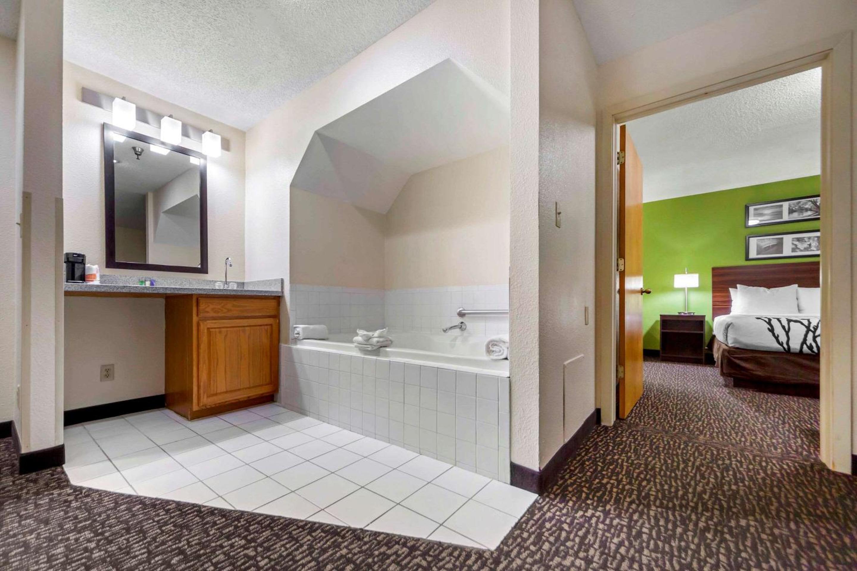 Queen Suite with Two Queen Beds - Non Smoking - Photo 2
