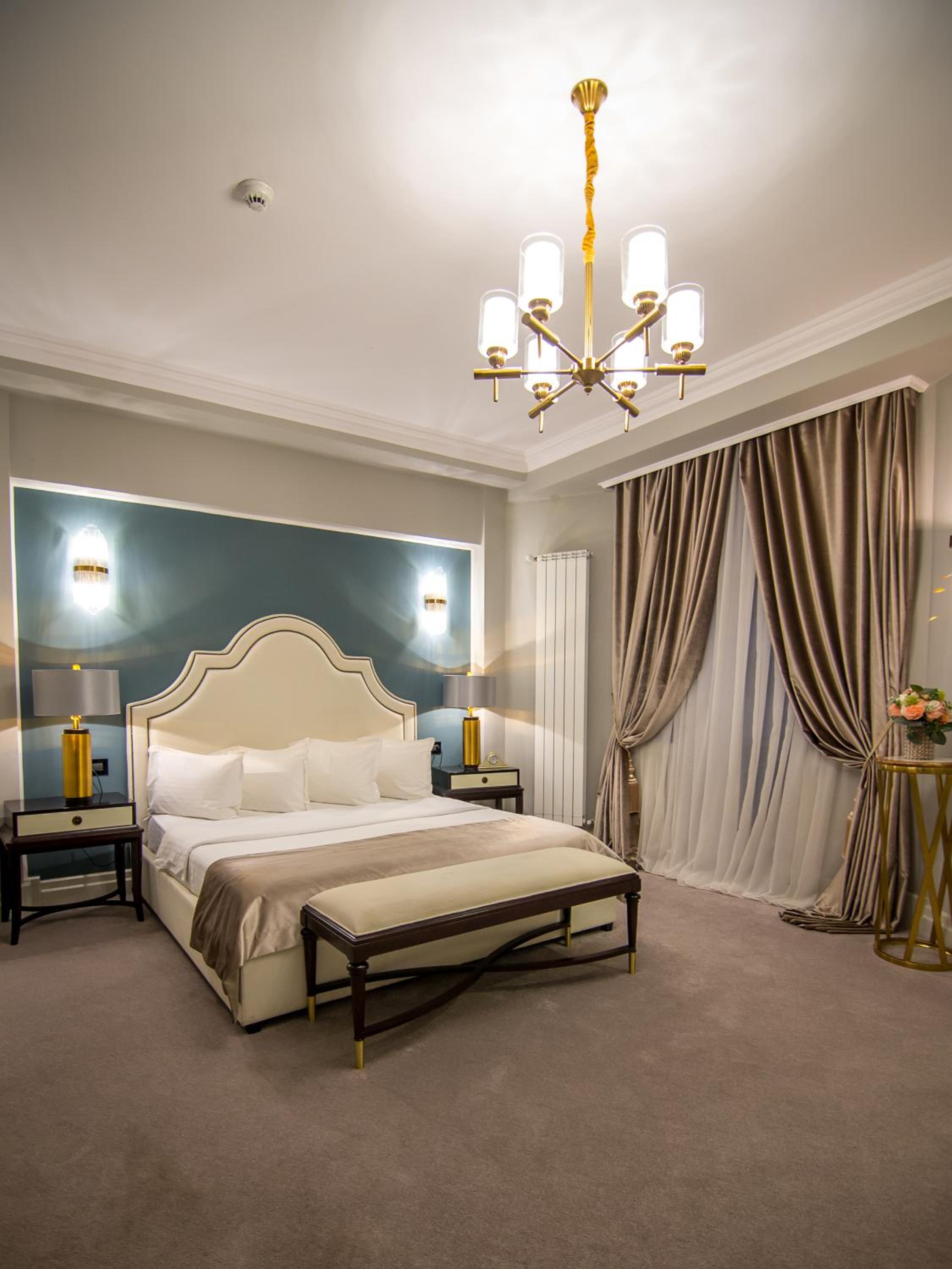 Executive Suite - Photo 27