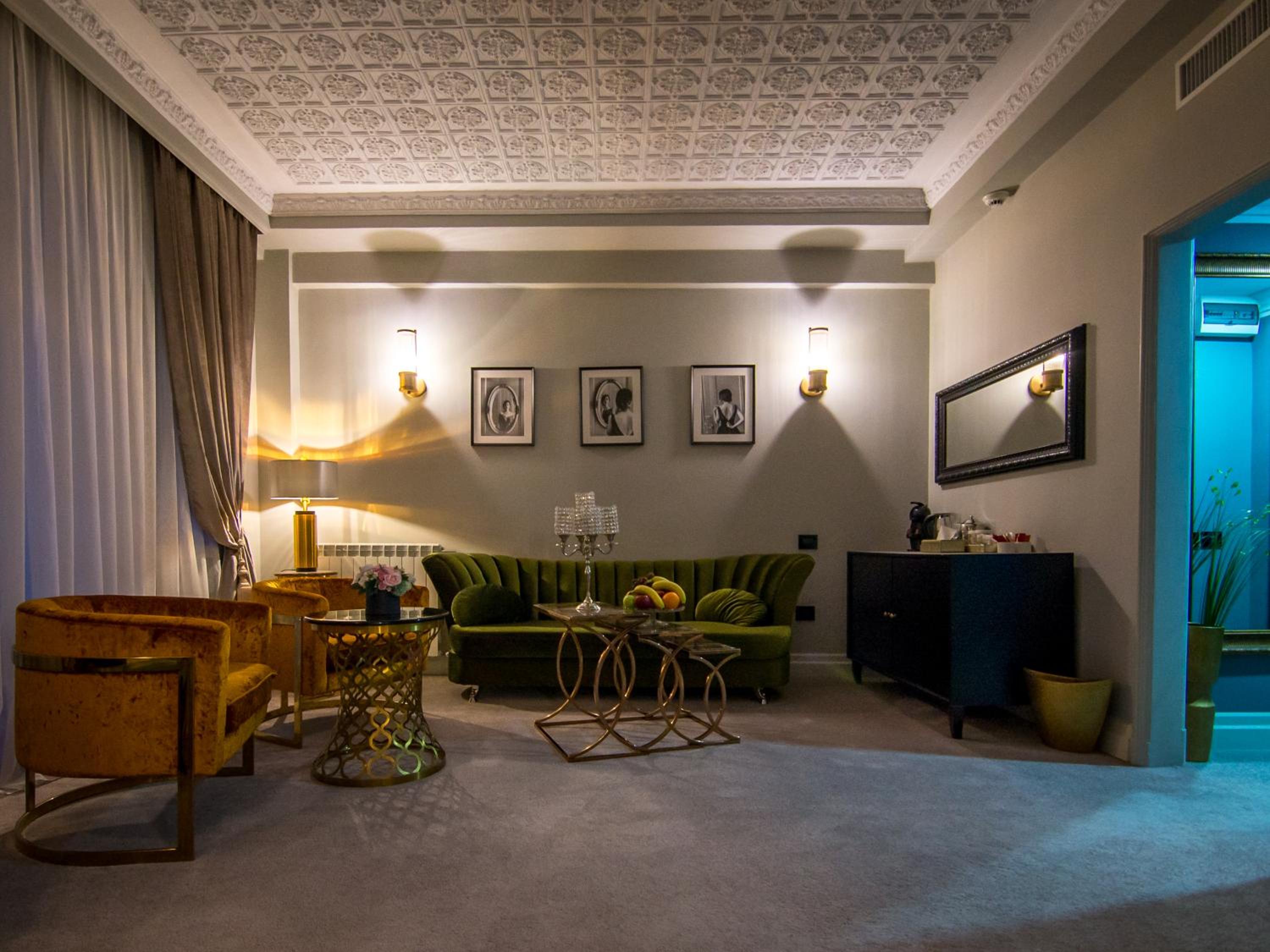 Executive Suite - Photo 25