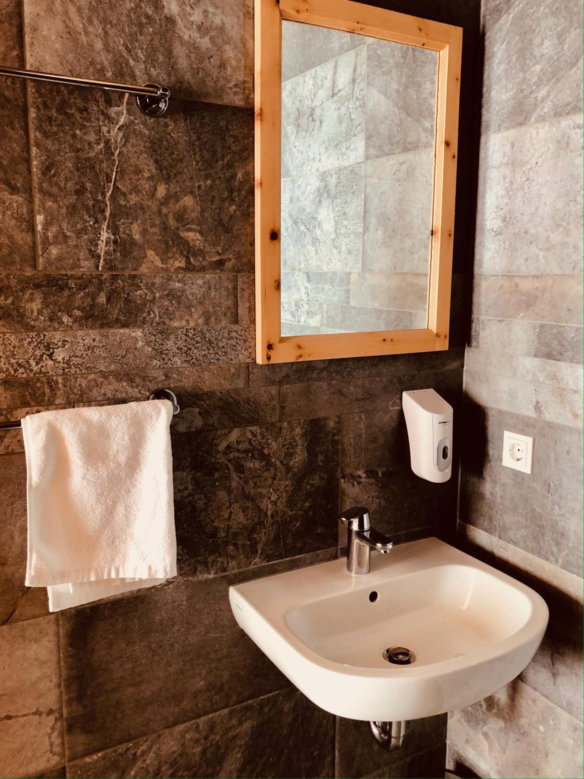 Deluxe Double Room with Shower - Photo 7
