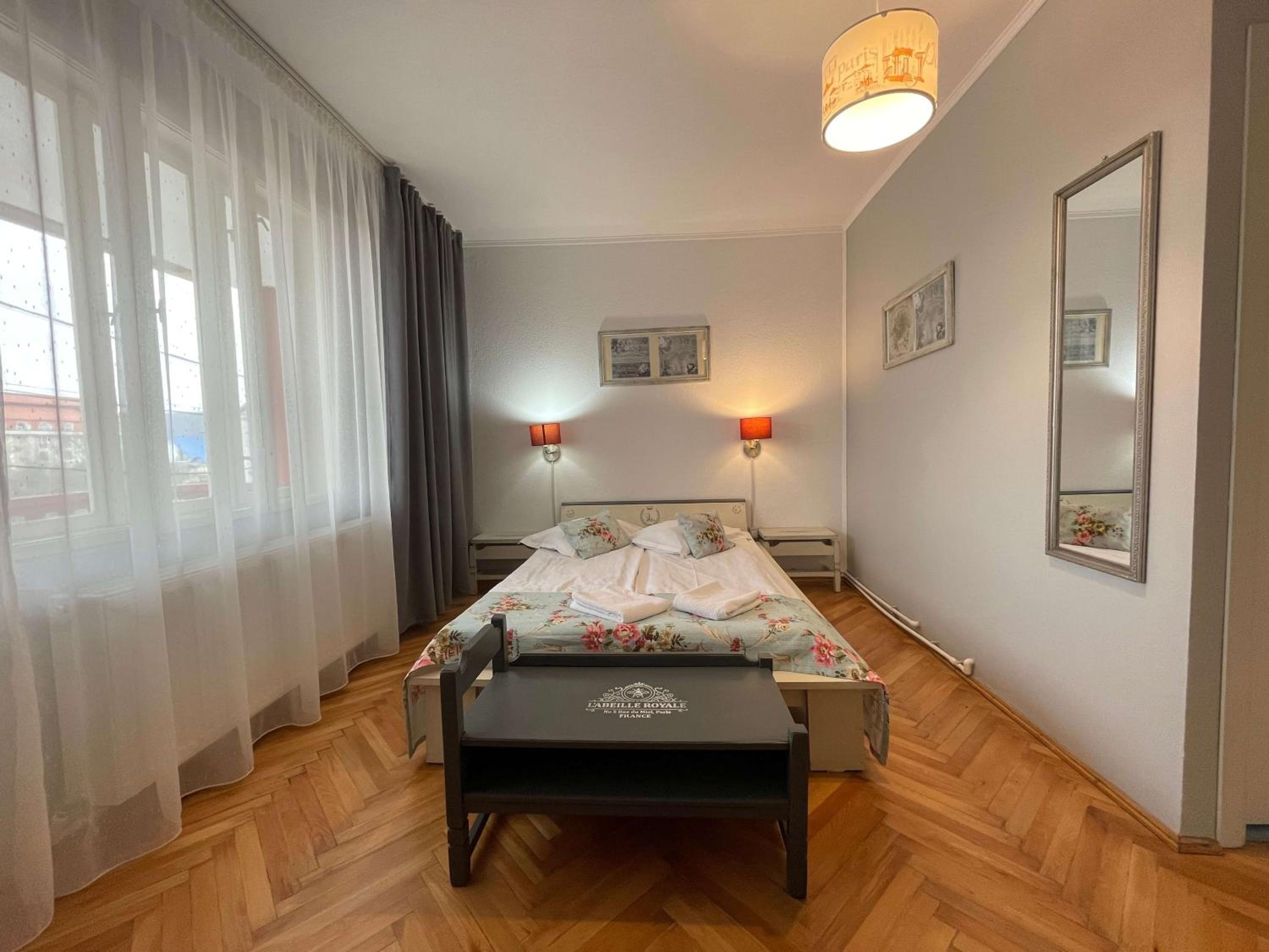 Double Room with Balcony - Photo 16