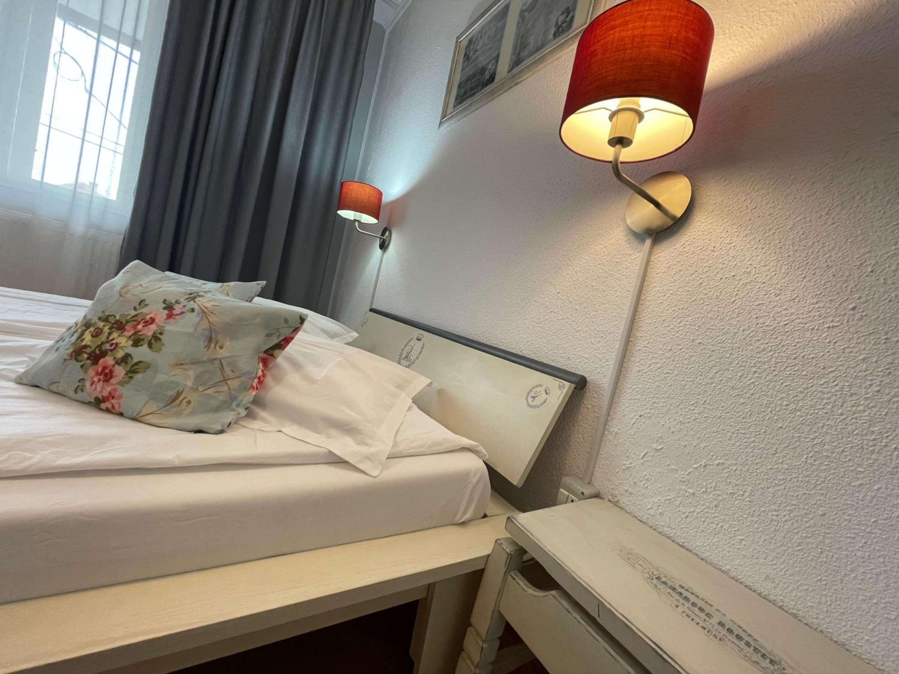 Double Room with Balcony - Photo 2
