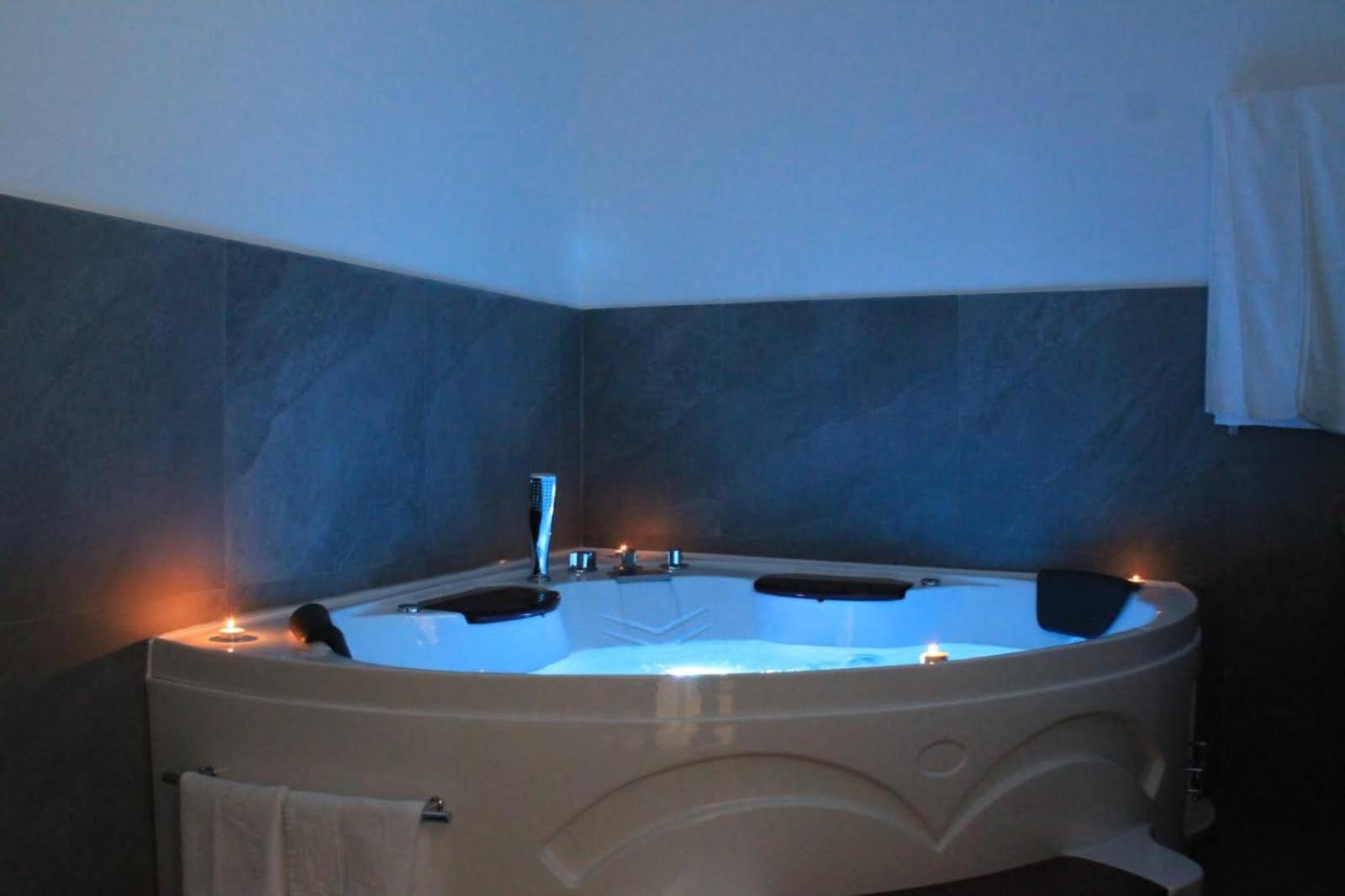 Suite with Spa Bath - Photo 10