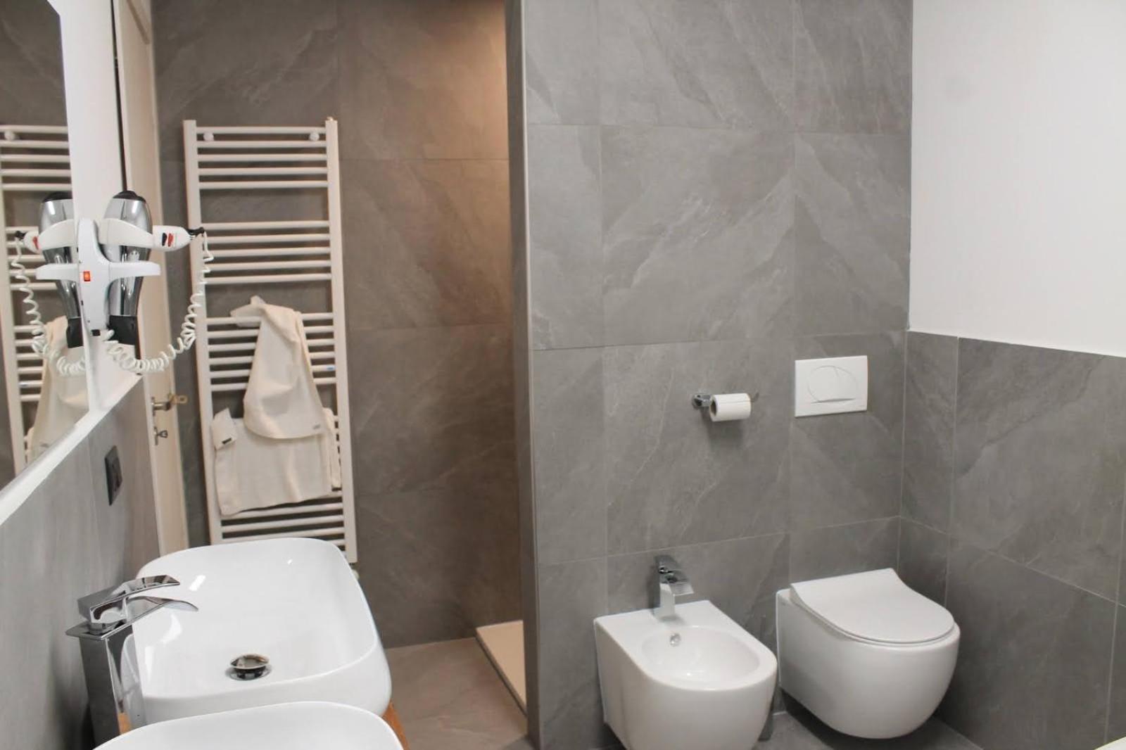 Suite with Spa Bath - Photo 7