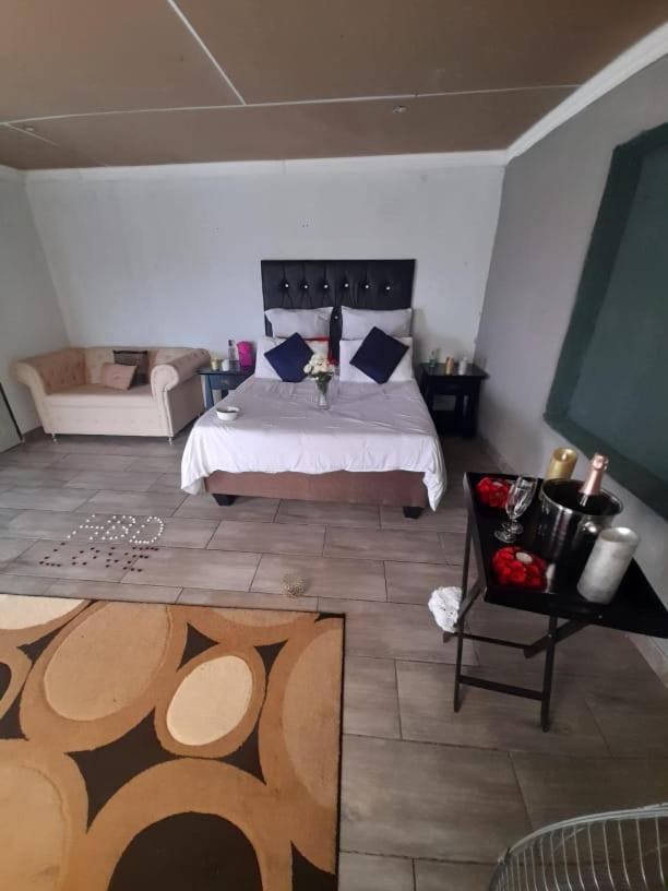 Budget Double Room - Photo 3