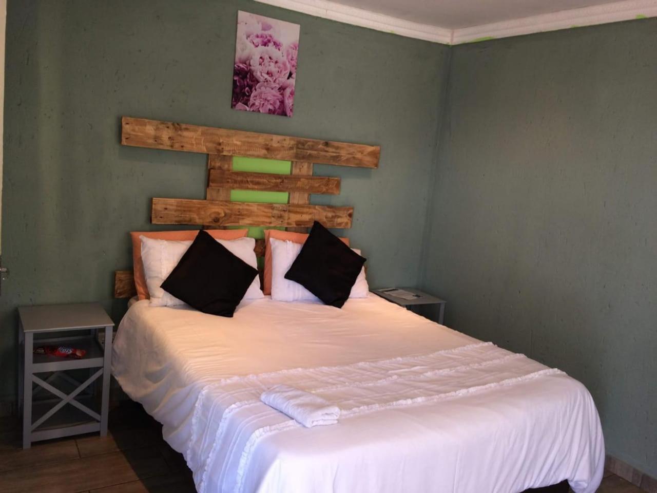 Budget Double Room - Photo 5