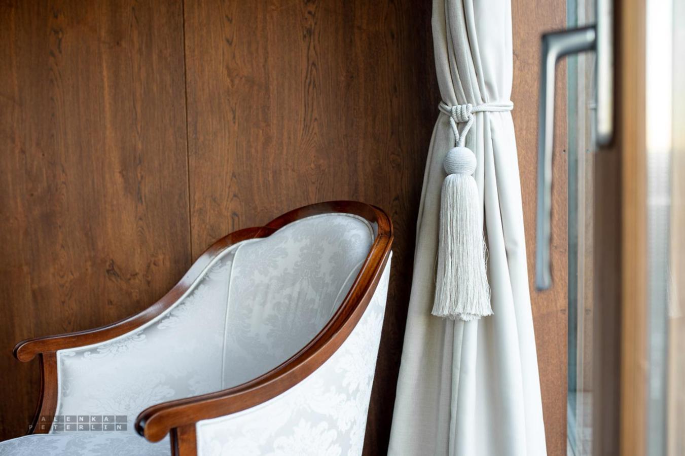 Deluxe Suite with Spa Bath - Photo 8