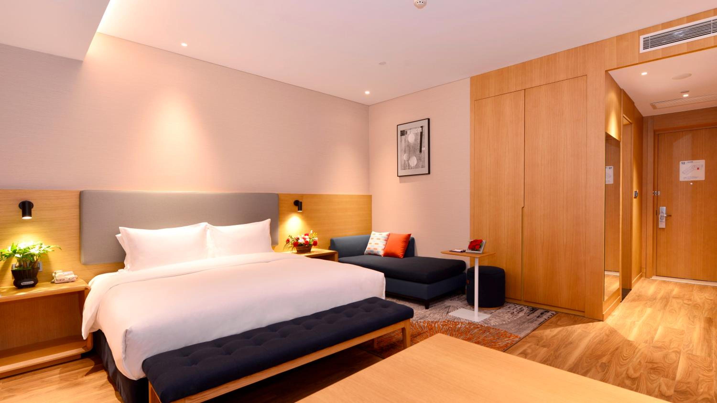 Standard King Room with Extra Space photo 2
