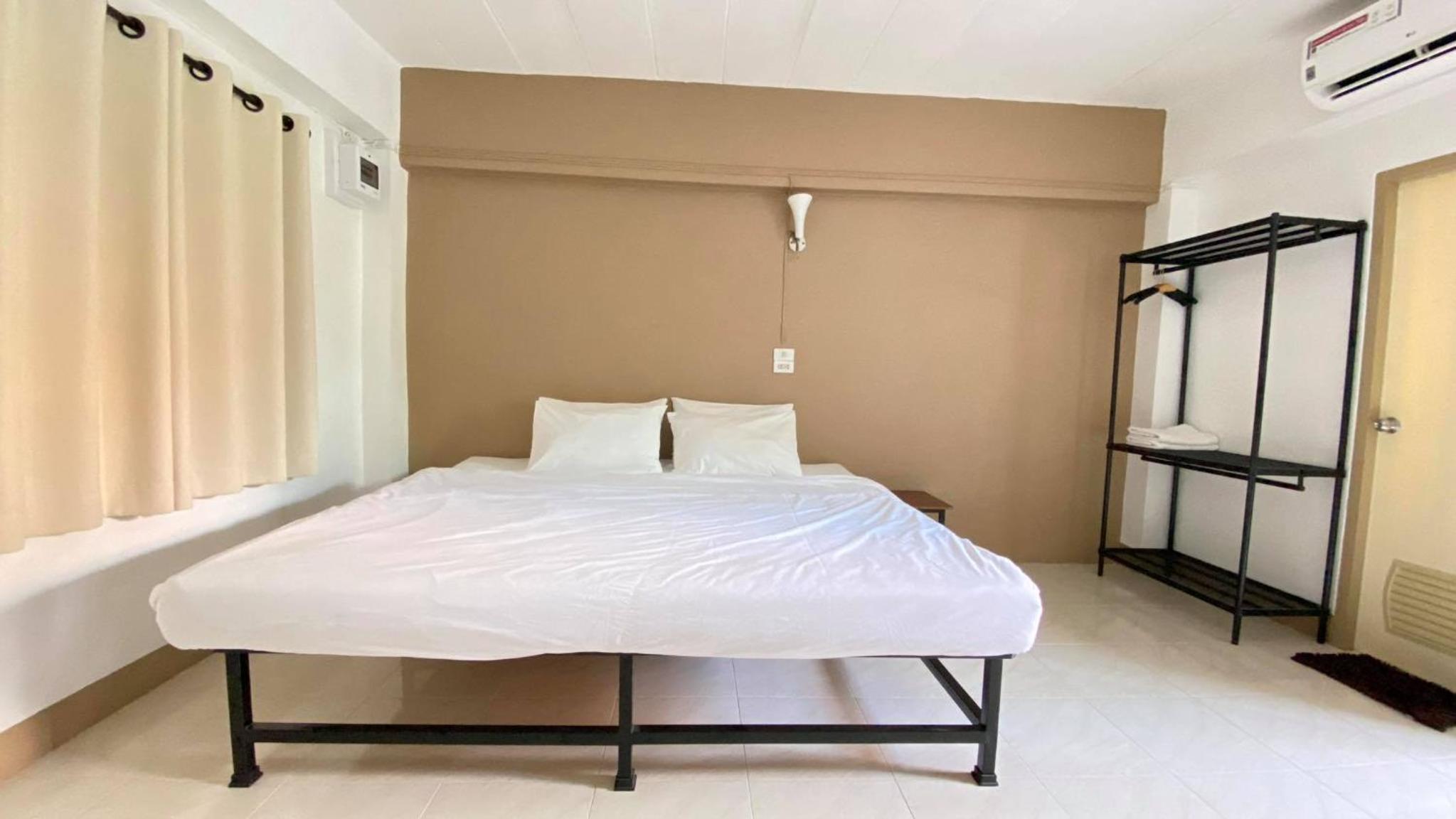 Budget Double Room - Photo 6