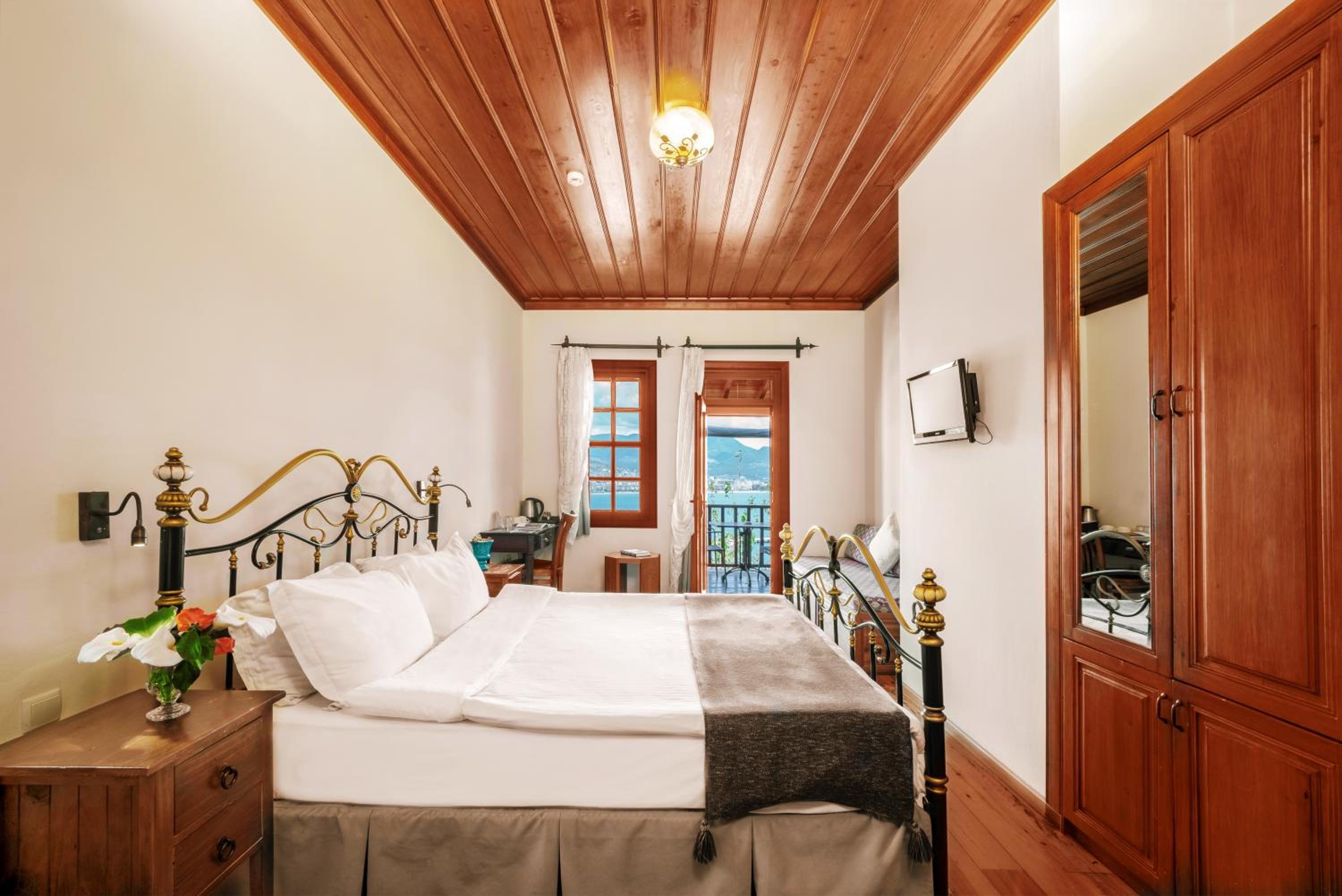 Superior Room with Sea View - Photo 5
