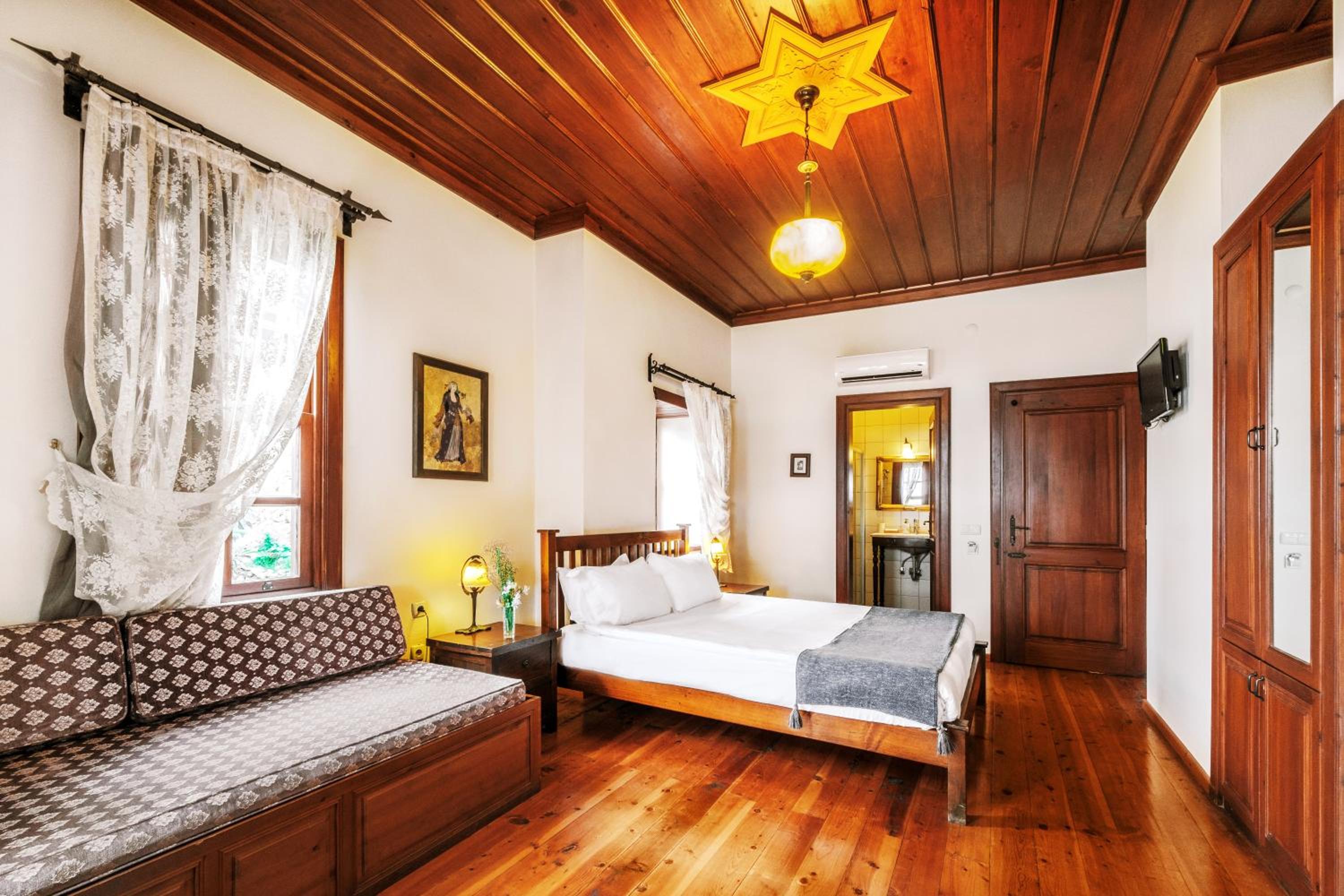 Superior Room with Sea View - Photo 8
