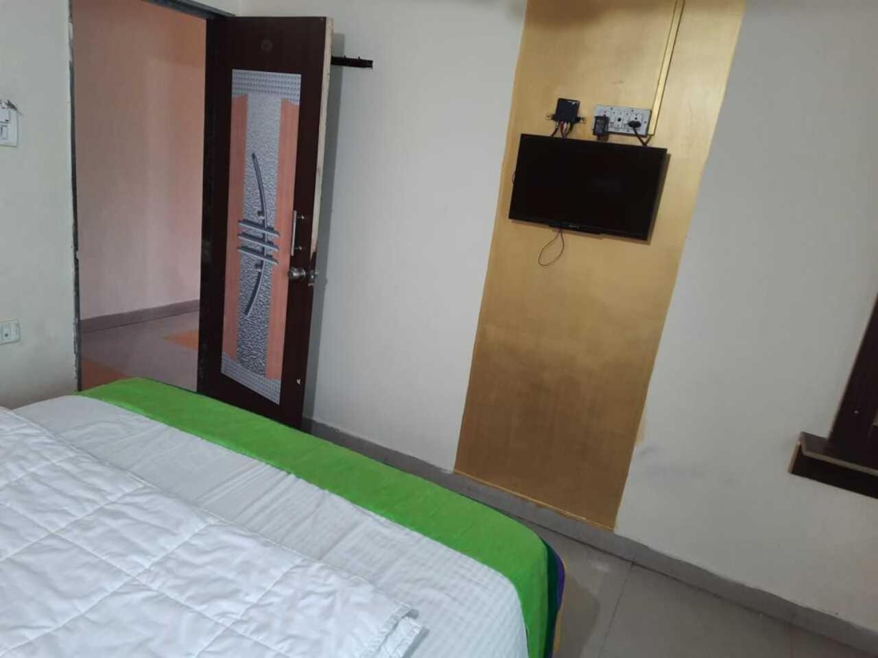 Budget Double Room - Photo 17