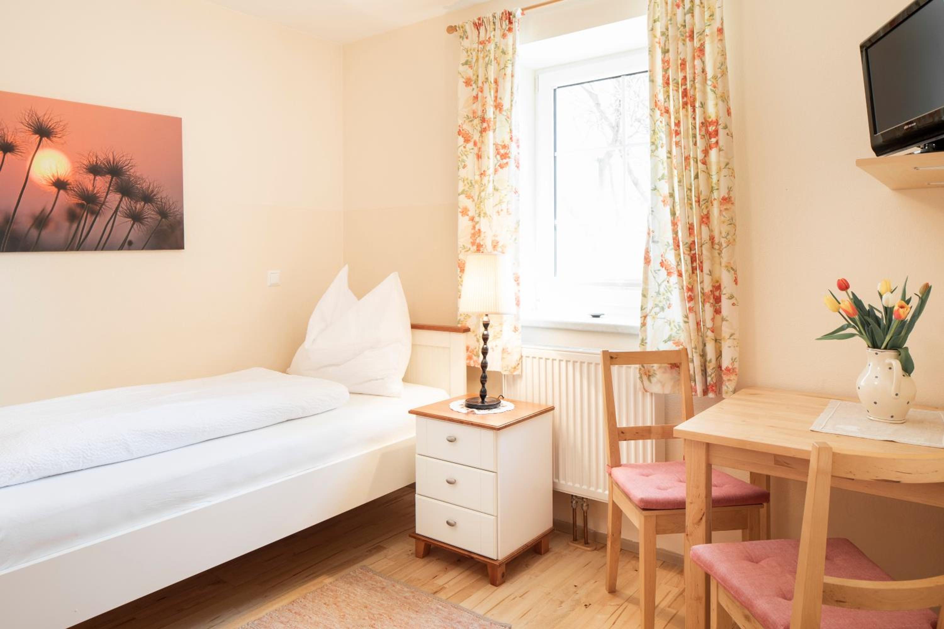 Single Room photo 2