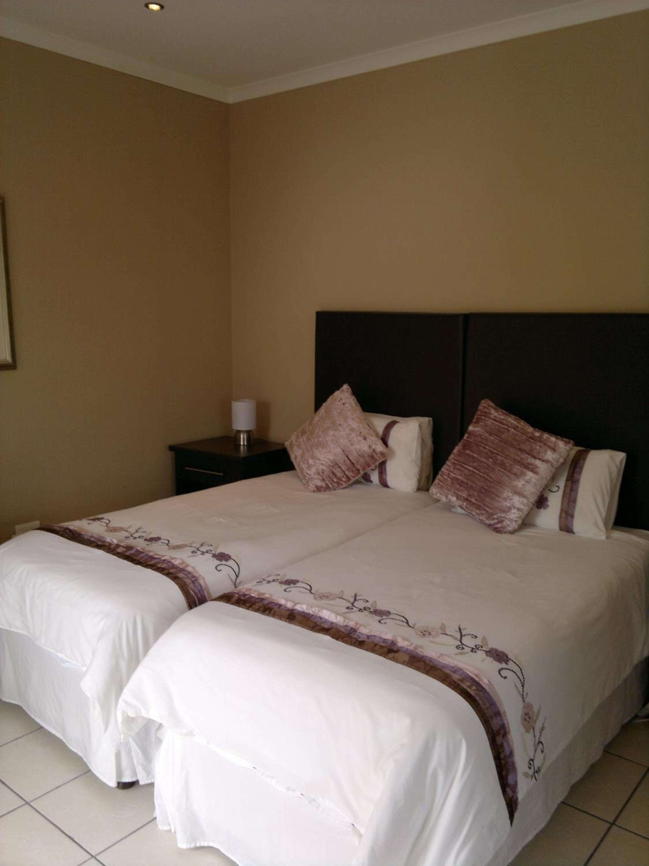 Superior Twin Room with Private Bathroom photo 1