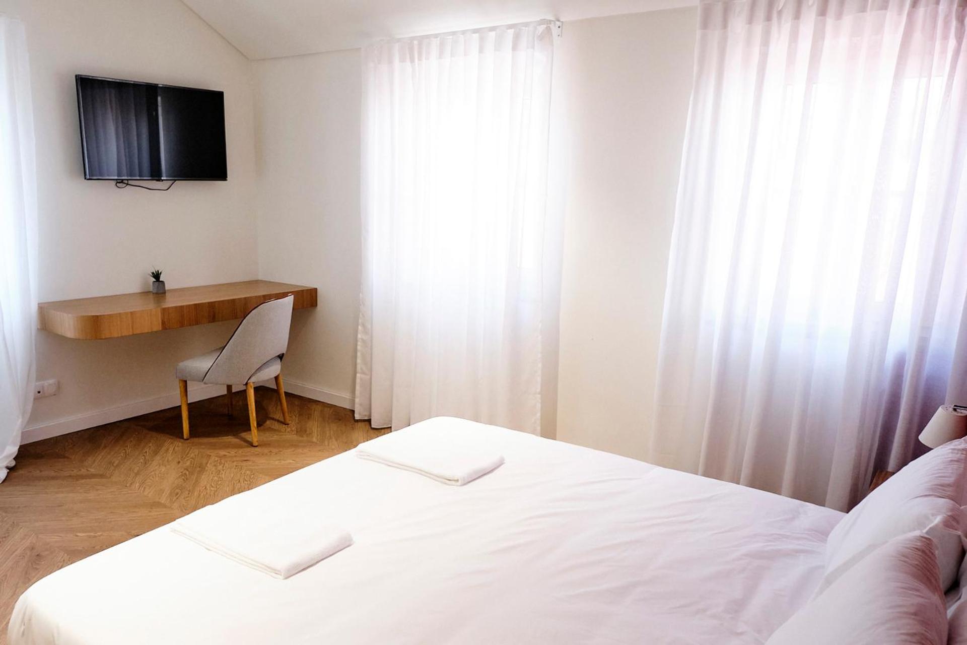 Deluxe Double or Twin Room with City View photo 2