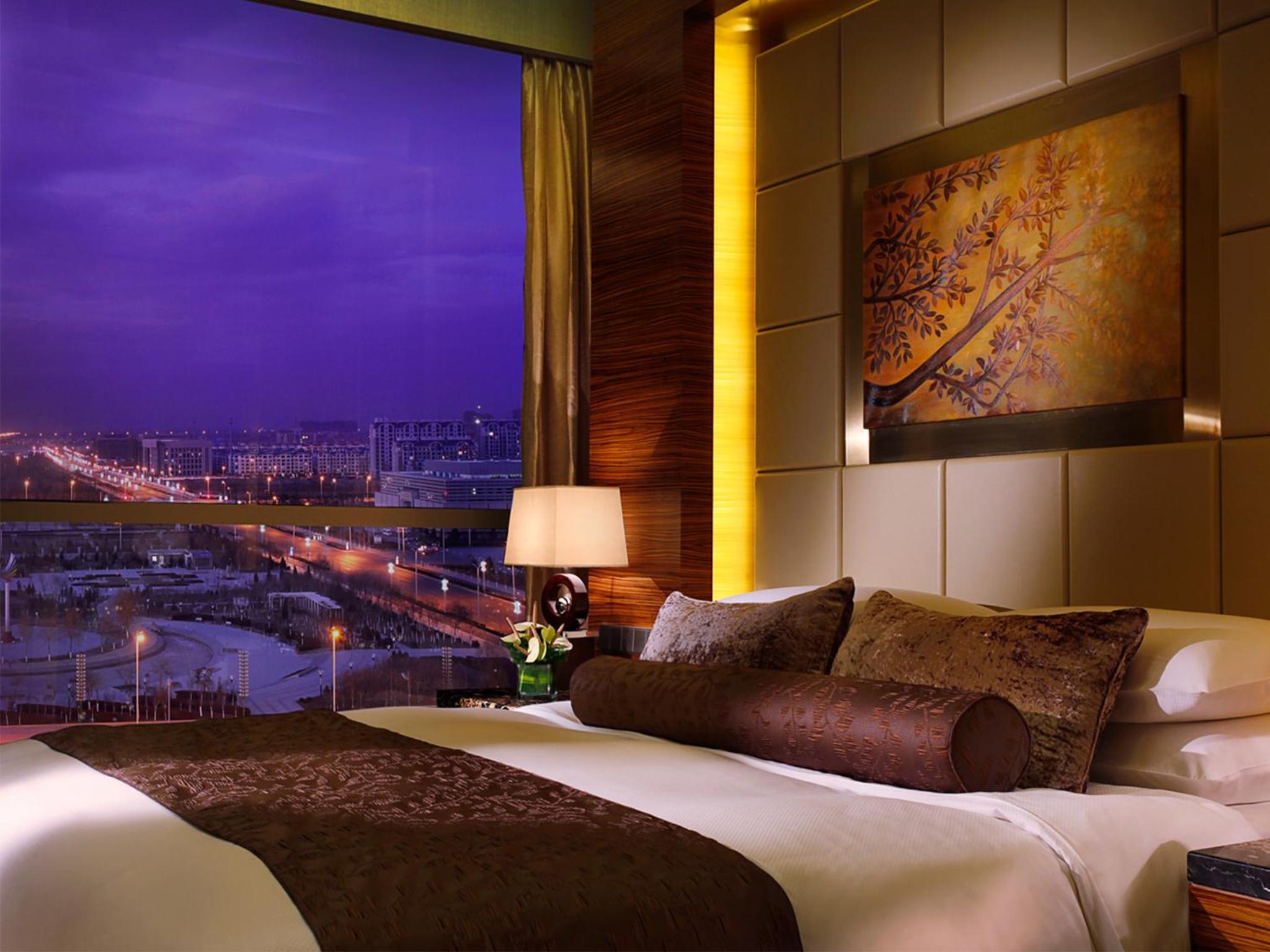 Deluxe Room City View King Bed
