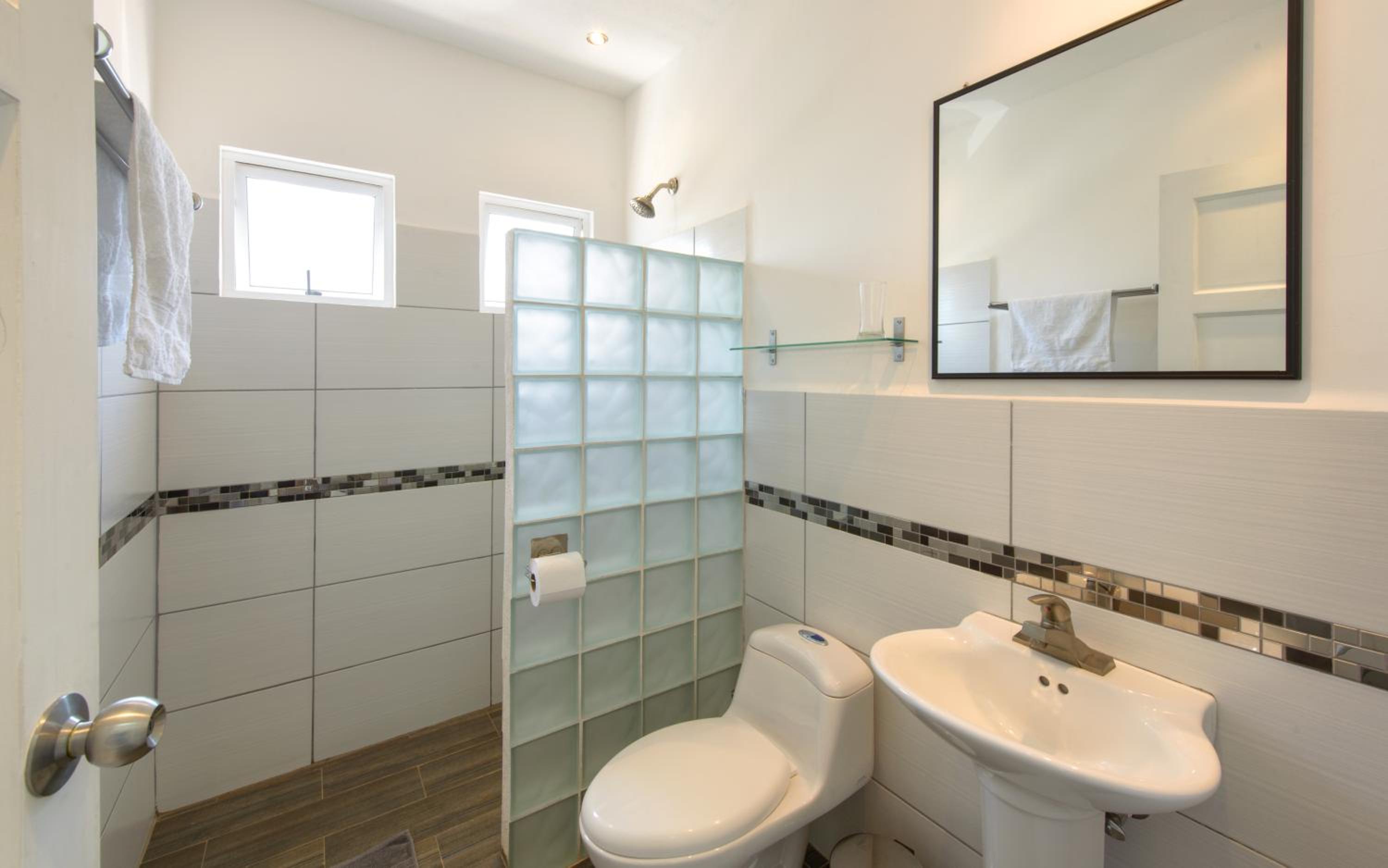 Deluxe King Room with balcony and pool view  photo 3