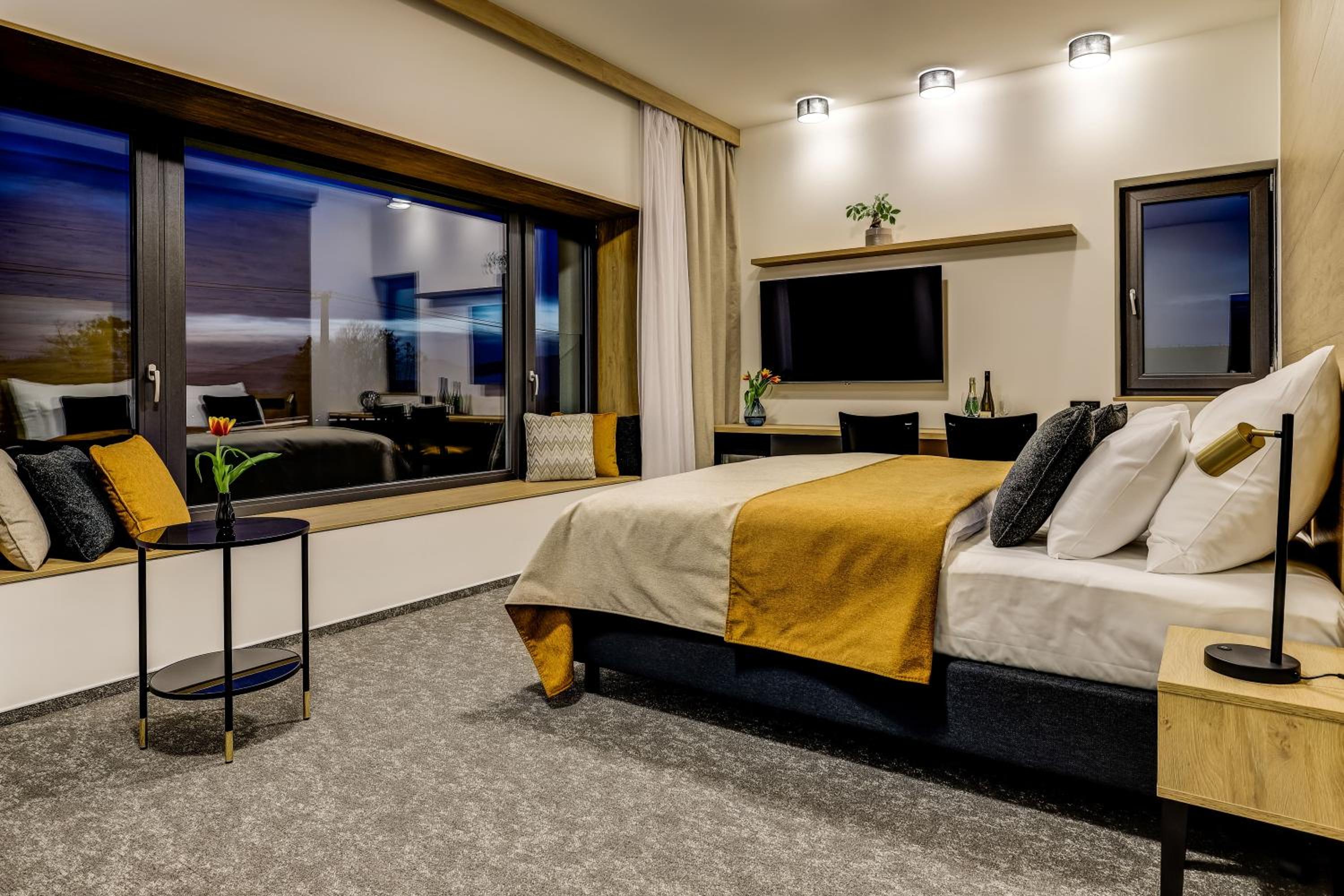 Suite with Mountain View - Photo 7