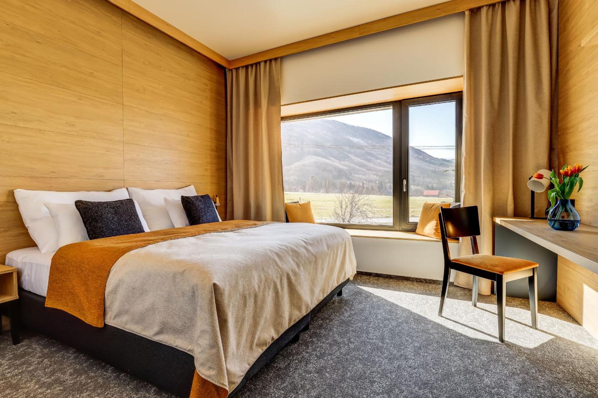 Deluxe Double or Twin Room with Mountain View - Photo 8