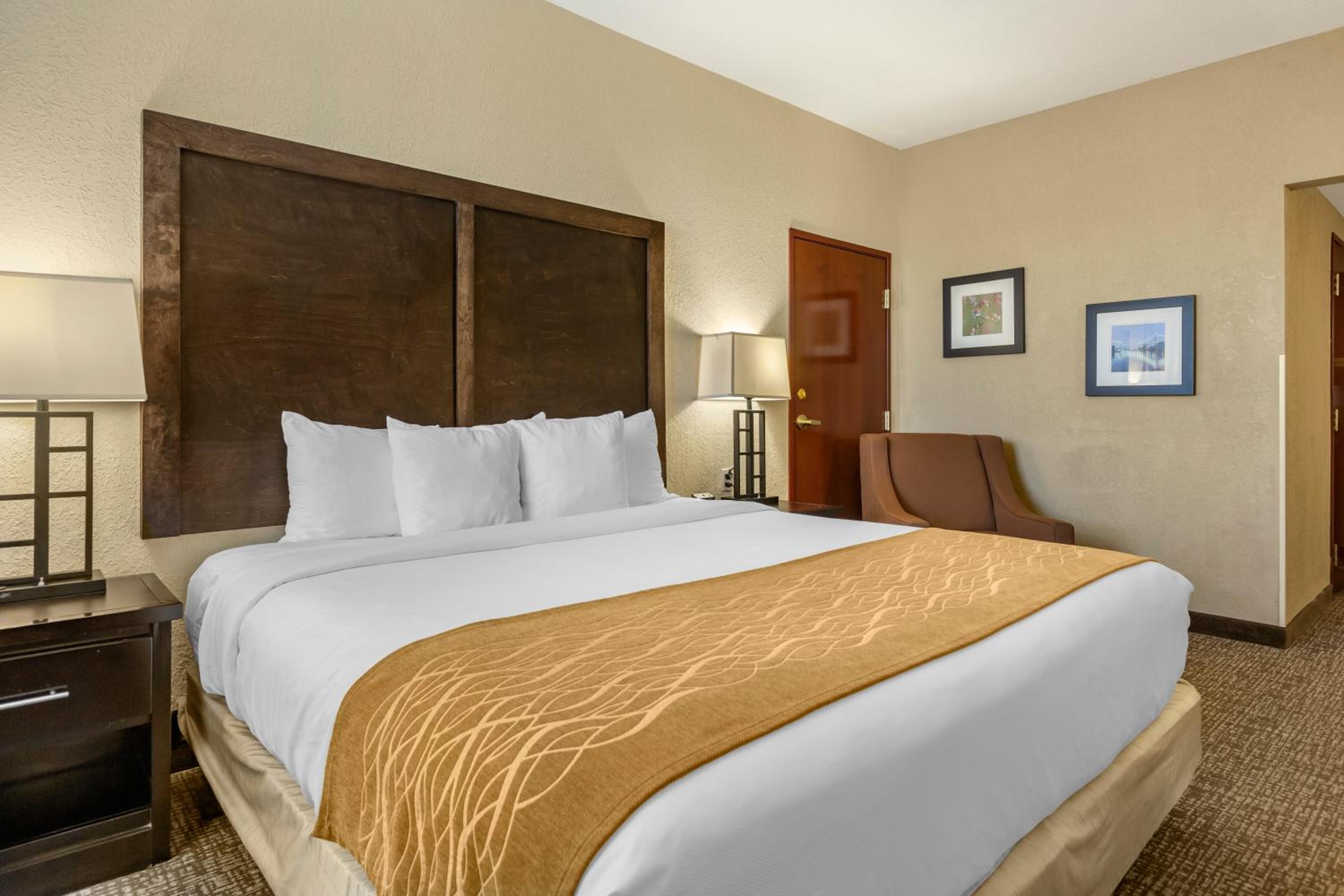 King Room - Non-Smoking - Photo 4
