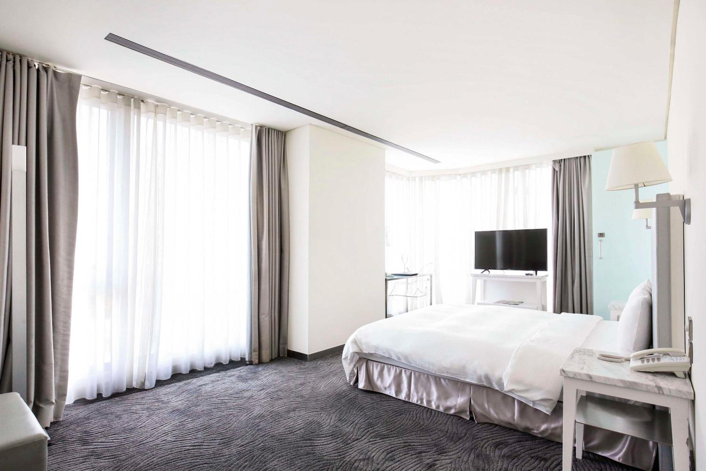 Corner Room thumbnail 5