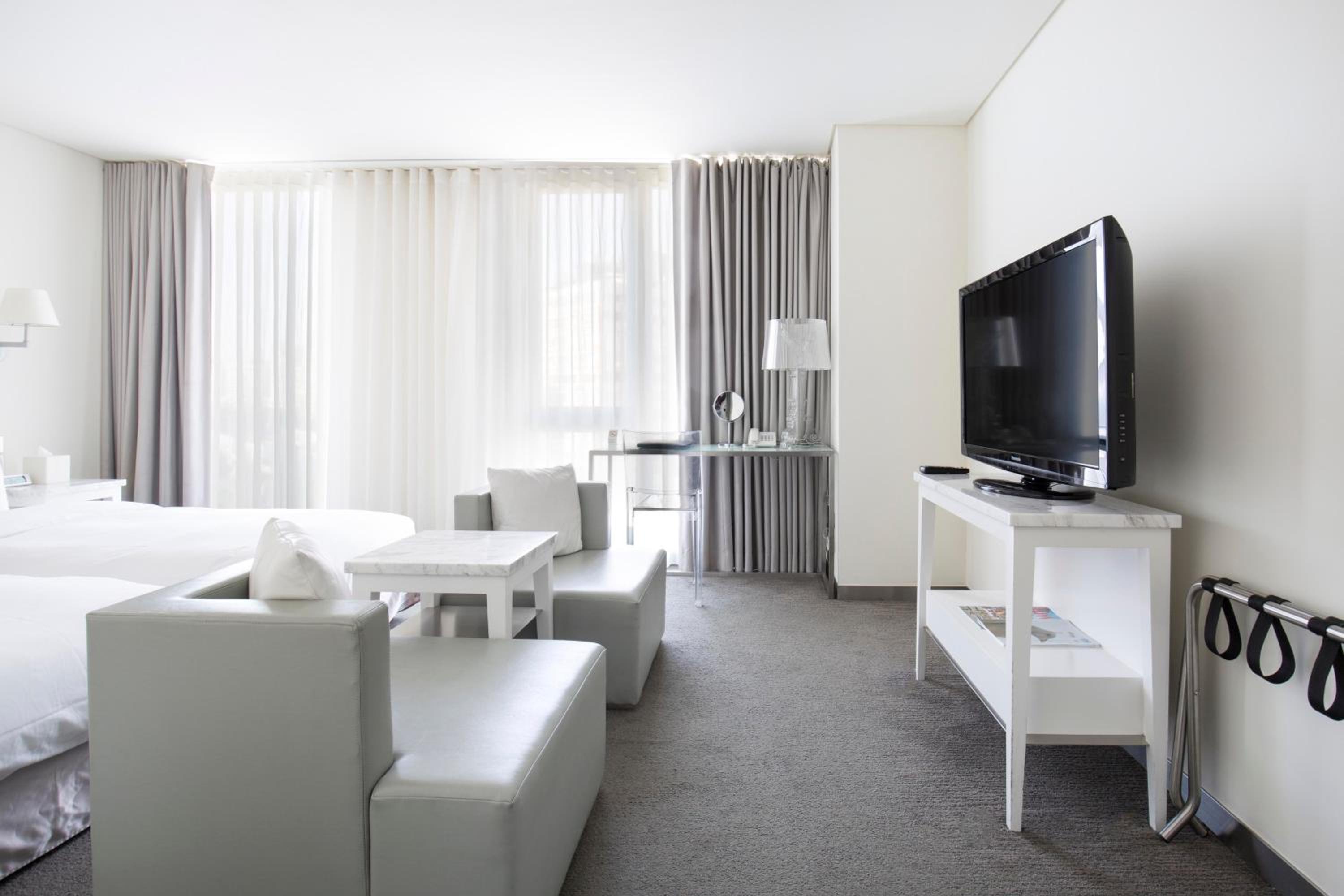 Deluxe Twin Room thumbnail 6
