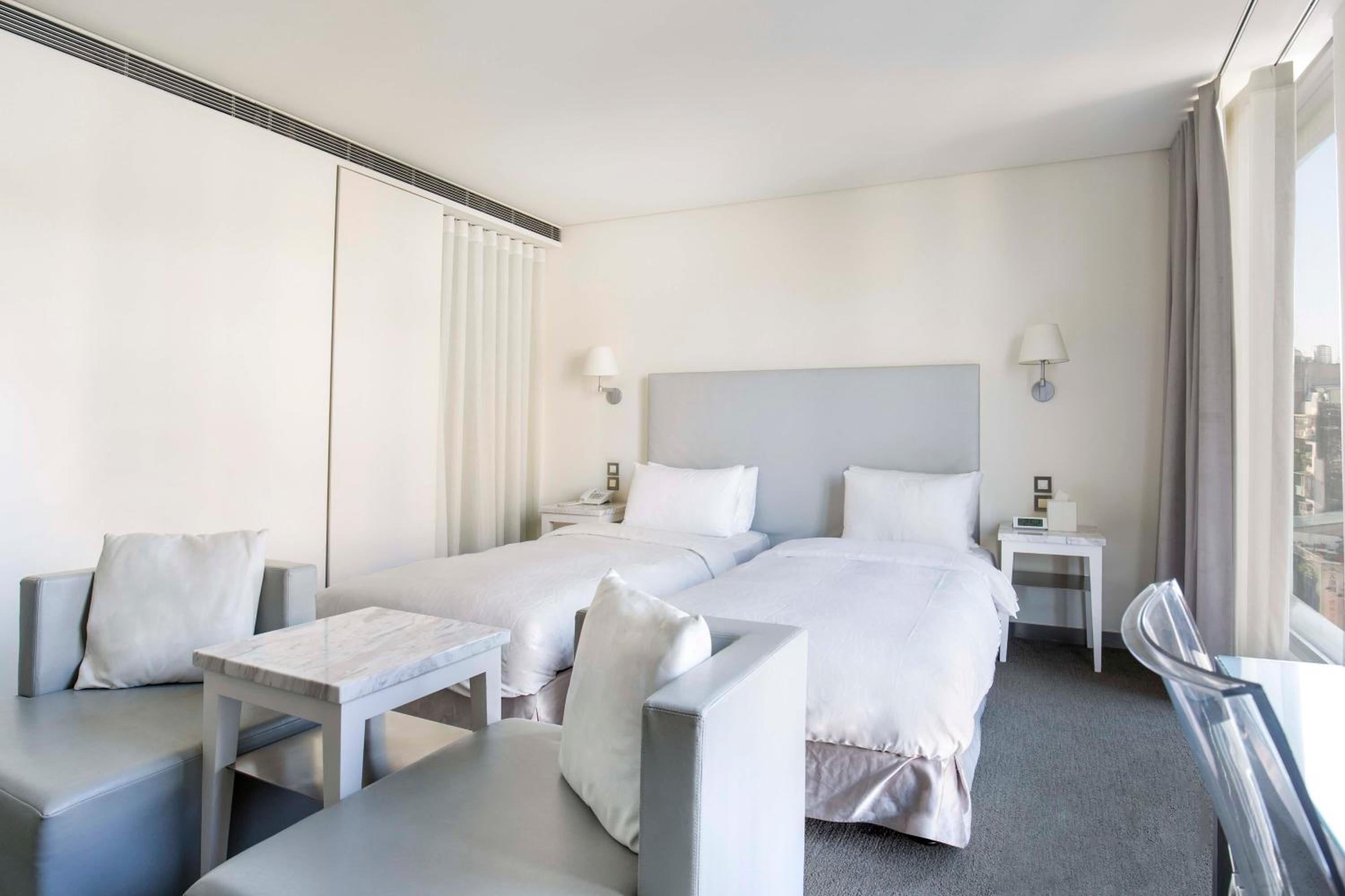 Deluxe Twin Room thumbnail 5