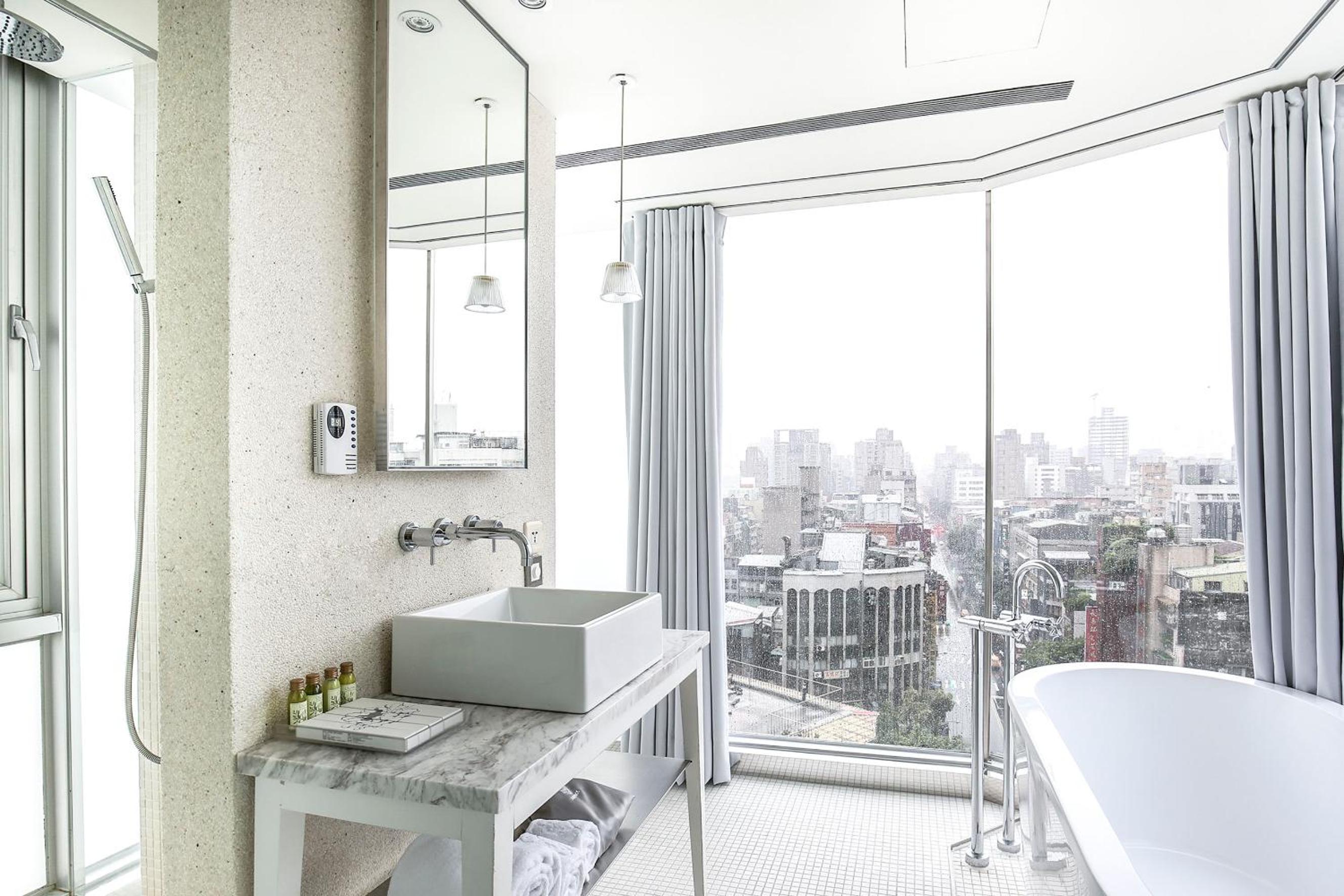 Deluxe Room with City View thumbnail 6