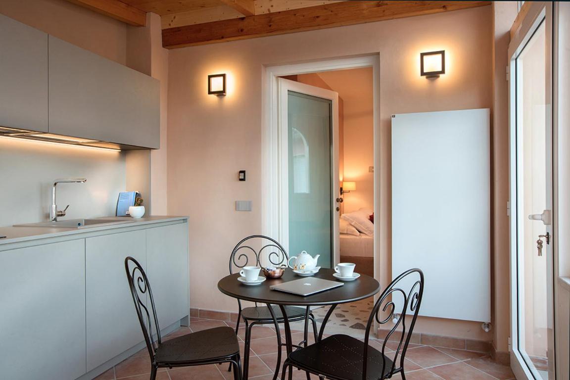 Superior Triple Room with Sea View - Photo 8